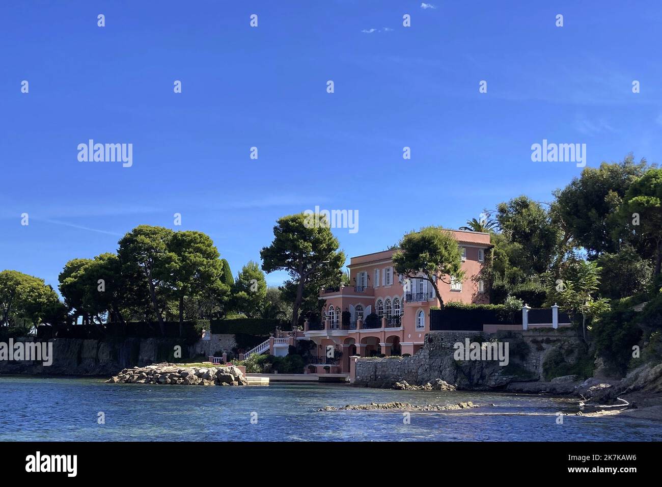 ©Francois Glories/MAXPPP - 09/09/2022 Villa 'La Fleur du Cap', bekannt als Villa Socoglio, am Ufer der französischen Riviera von Saint Cap Ferrat, erbaut 1880 vom Sohn eines Waffenhändlers. Später waren hier die Herzogin von Marlborough, König Leopold III, Charlie Chaplin und David Niven zu Gast. Die Villa wurde für die Dreharbeiten zu 'The Pink Panther Trail' (1982) genutzt. Derzeitige Eigentümer Ana Tzarev und Robert Chandler. Saint jean Cap Ferrat Frankreich. Stockfoto