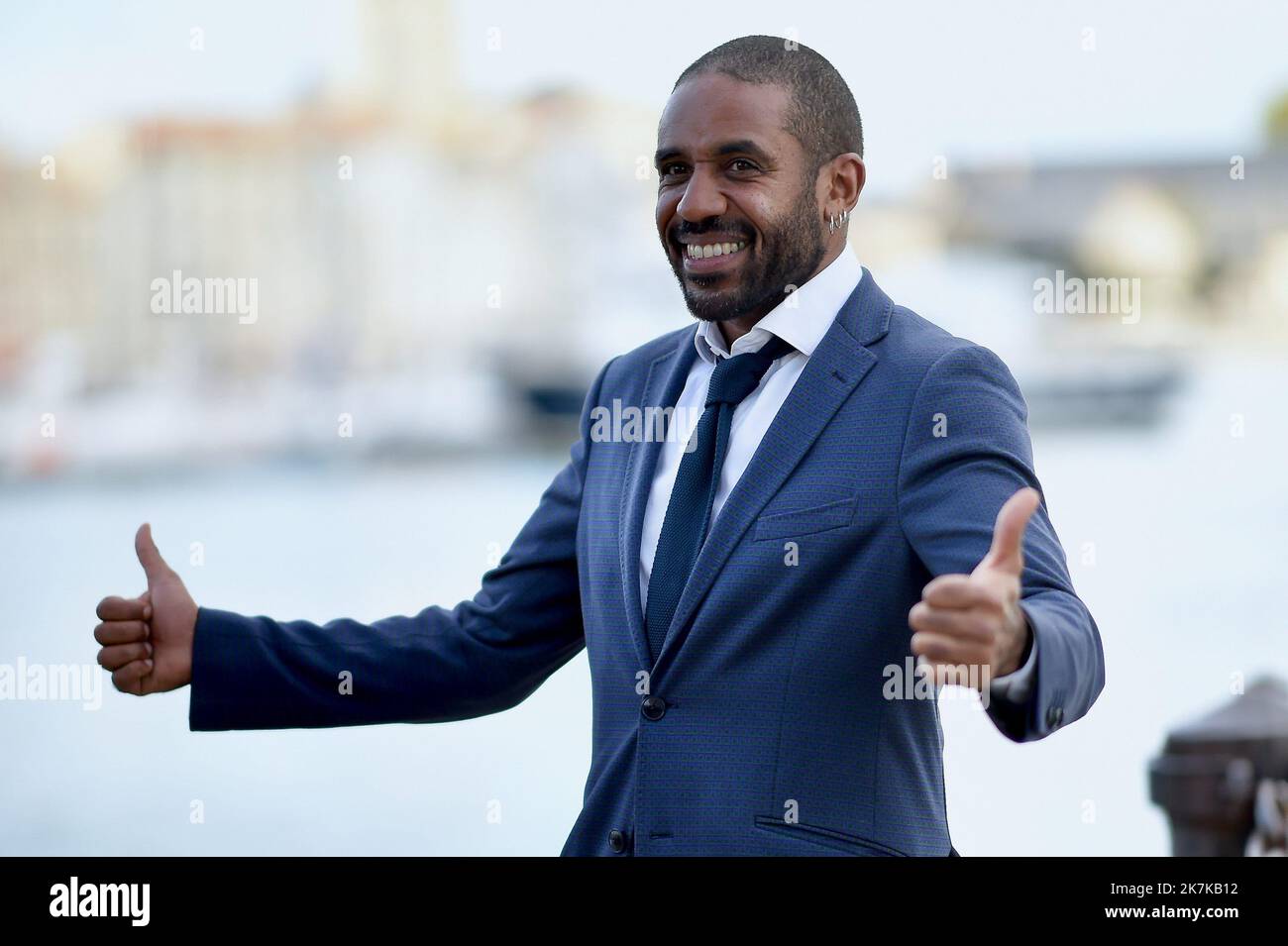 ©Agence Franck Castel/MAXPPP - 20220009 LA ROCHELLE, FRANKREICH - SEPTEMBER 13 der Zeremonienmeister Loup-Denis Elion nimmt am 13. September 2022 am La Rochelle Fiction Festival in La Rochelle, Frankreich, an der Fotoschau Teil. Stockfoto