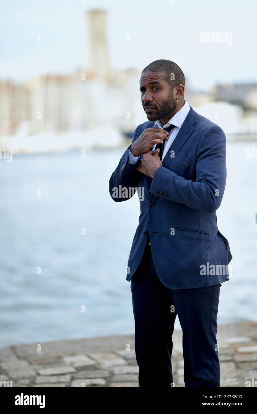 ©Agence Franck Castel/MAXPPP - 20220009 LA ROCHELLE, FRANKREICH - SEPTEMBER 13 der Zeremonienmeister Loup-Denis Elion nimmt am 13. September 2022 am La Rochelle Fiction Festival in La Rochelle, Frankreich, an der Fotoschau Teil. Stockfoto