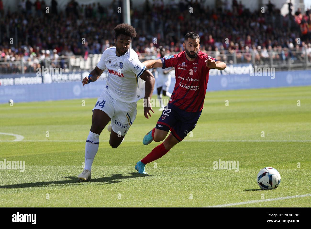 Thierry LARRET/MAXPPP. Fußball. Ligue 1 Uber Isst. Clermont Foot 63 im Vergleich zu Esperance Sportive Troyes Aube Champagne. Stade Gabriel Montpied. Clermont-Ferrand (63) le 18 septembre 2022. GONALONS Maxime (CLE) PALMER-BROWN Eric (TRO) Stockfoto