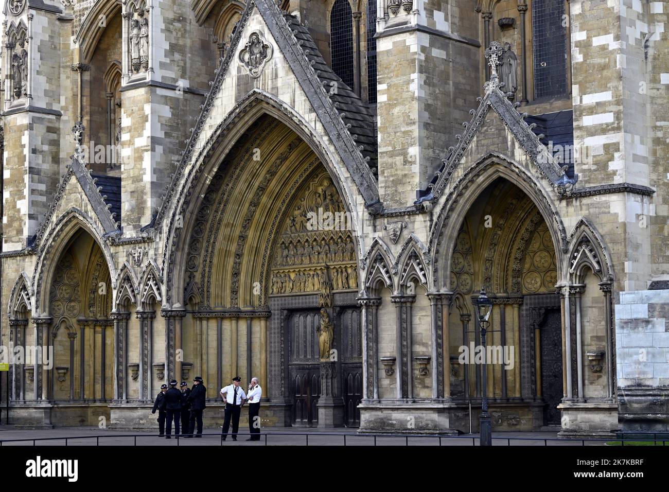 ©PHOTOPQR/L'EST REPUBLICAIN/ALEXANDRE MARCHI ; LONDON ; 18/09/2022 ; SOCIETE - ROYAUTE - MONARCHIE BRITANNIQUE - PREPARATIFS DES FUNERAILLES D'EAT DE SA MAJESTE LA REINE ELISABETH II D'ANGELETERRE - DIE STAATLICHE BEERDIGUNG IHRER MAJESTÄT KÖNIGIN ELIZABETH II Londres 18 Septembre 2022. Westminster Abbey s'apprête à accueillir les obsèques du siècle de la reine Elisabeth II. FOTO Alexandre MARCHI. Stockfoto