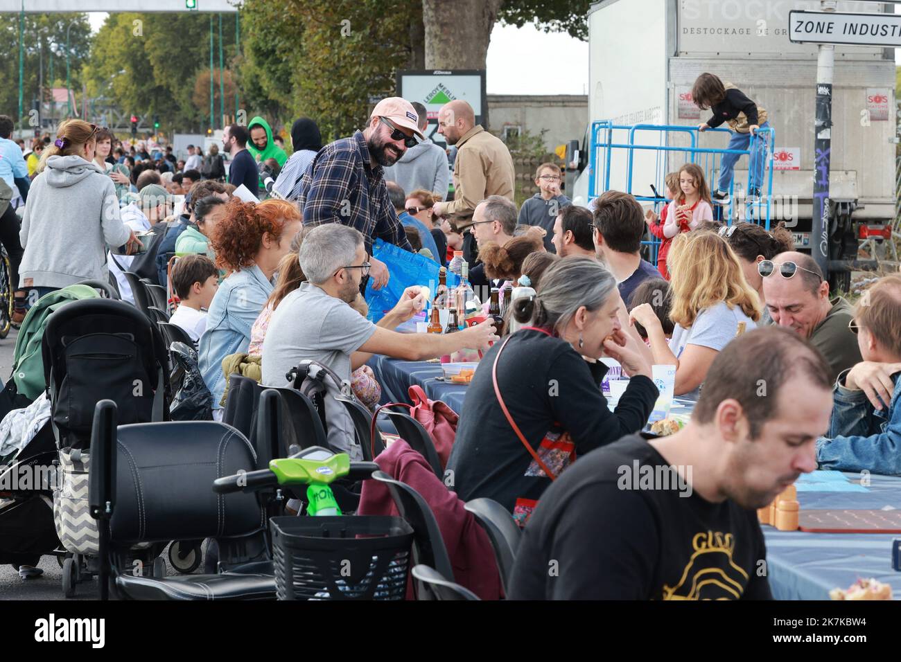 ©PHOTOPQR/LE PARISIEN/Ph Lavieile ; St Ouen St Denis ; 18/09/2022 ; Yvan Loiseau artiste a organisé un repas avec pour objectif d'entrer dans le Guinness Book avec le record de la table la plus longue . Zeichnen sie battu auf. Reliant Saint Denis et St Ouen par les quais de seine. - Yvan Loiseau, Künstler, organisierte eine Mahlzeit mit dem Ziel, das Guinness-Buch mit dem Rekord des längsten Tisches zu betreten. Gebrochener Rekord! Verbindet Saint Denis und St Ouen am Ufer der seine. Stockfoto