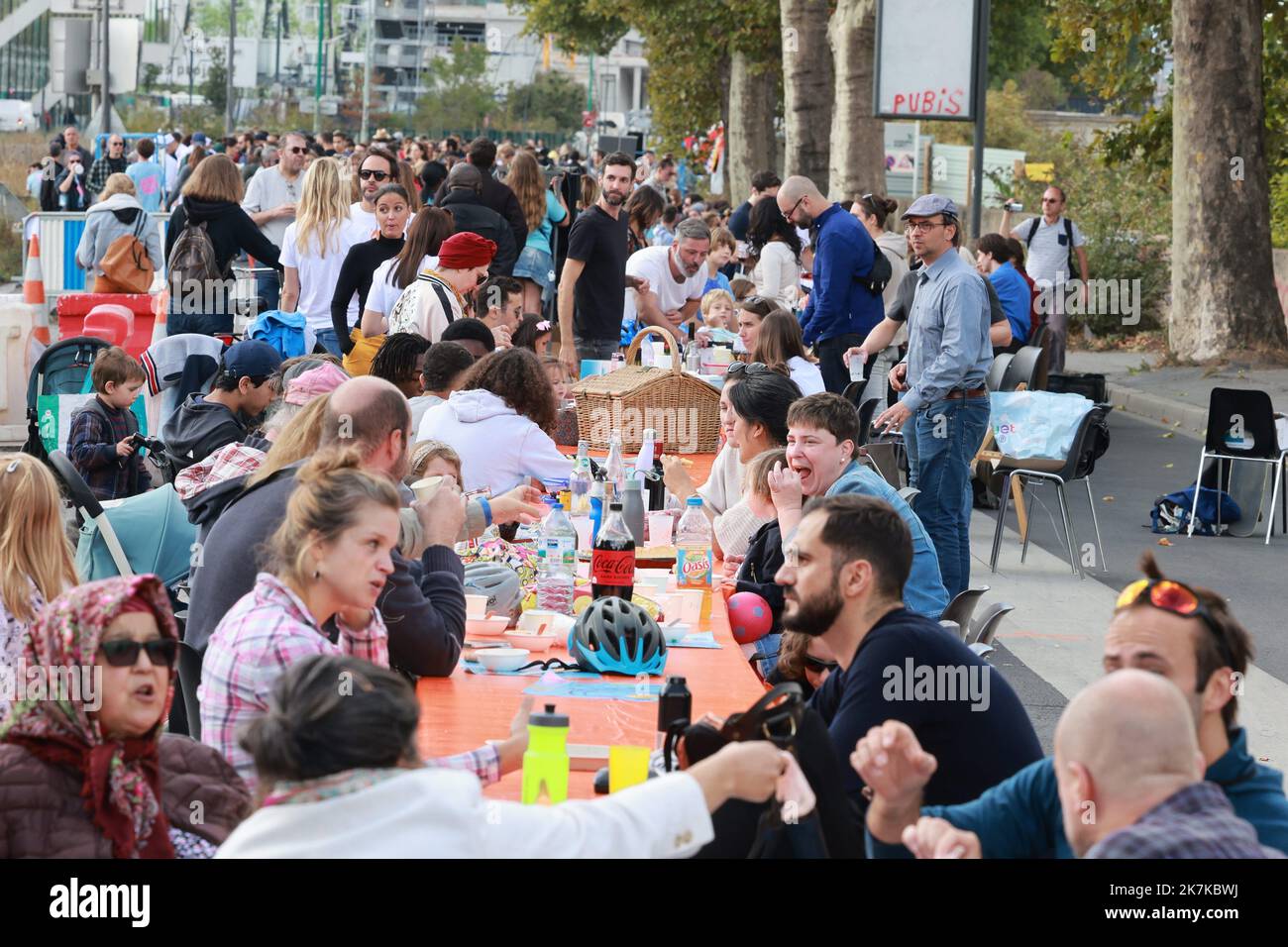 ©PHOTOPQR/LE PARISIEN/Ph Lavieile ; St Ouen St Denis ; 18/09/2022 ; Yvan Loiseau artiste a organisé un repas avec pour objectif d'entrer dans le Guinness Book avec le record de la table la plus longue . Zeichnen sie battu auf. Reliant Saint Denis et St Ouen par les quais de seine. - Yvan Loiseau, Künstler, organisierte eine Mahlzeit mit dem Ziel, das Guinness-Buch mit dem Rekord des längsten Tisches zu betreten. Gebrochener Rekord! Verbindet Saint Denis und St Ouen am Ufer der seine. Stockfoto