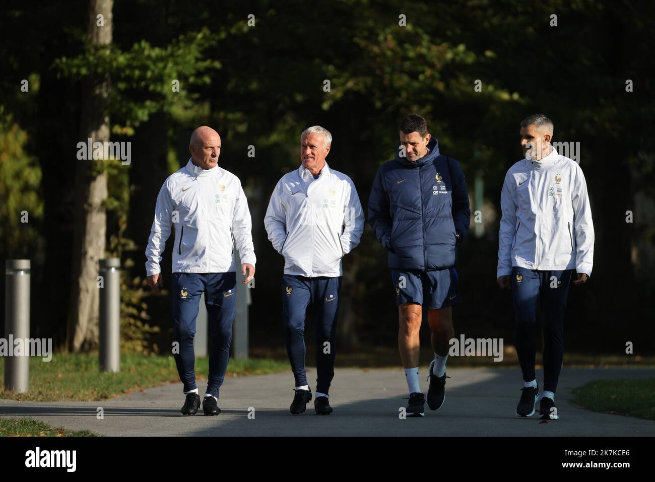 ©PHOTOPQR/LE PARISIEN/LP / ARNAUD JOURNOIS ; CLAIREFONTAINE ; 19/09/2022 ; RASSEMBLEMENT DE L'EQUIPE DE FRANCE DE FOOTBALL A CLAIREFONTAINE POUR PREPARER LES MATCHS DE LIGUE DES NATIONS FACE A L'AUTRICHE ET AU DANEMARK / GUY STEPHAN ENTRAINEUR ADJOINT , DIDIER DESCHAMPS SELECTIONIPEUR DE L'EQUQUALE FRANCK RAVIOT ENTRAINEUR DES GARDIENS , CYRIL MOINE PREPARATEUR KÖRPERBAU-FOTO LP/ARNAUD JOURNOIS - CLAIREFONTAINE, FRANKREICH, SEPT. 19TH 2022. Französische Fußballnationalmannschaft beim Training Stockfoto