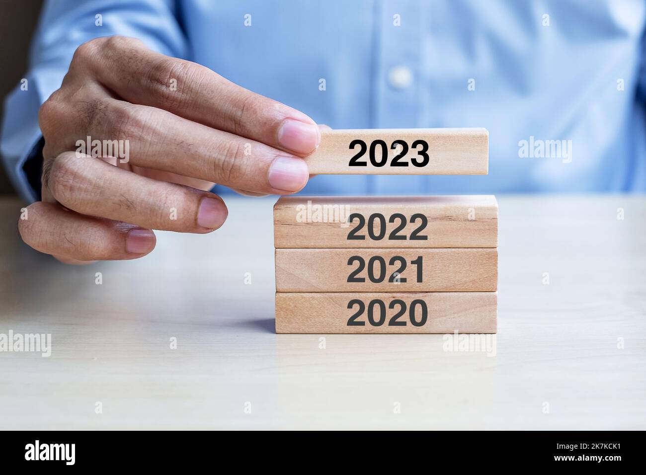 2023 Block über 2022 und 2021 Holzgebäude auf Tischhintergrund. Geschäftsplanung, Risikomanagement, Lösung, Strategie, Lösung, Ziel, Neujahr Stockfoto
