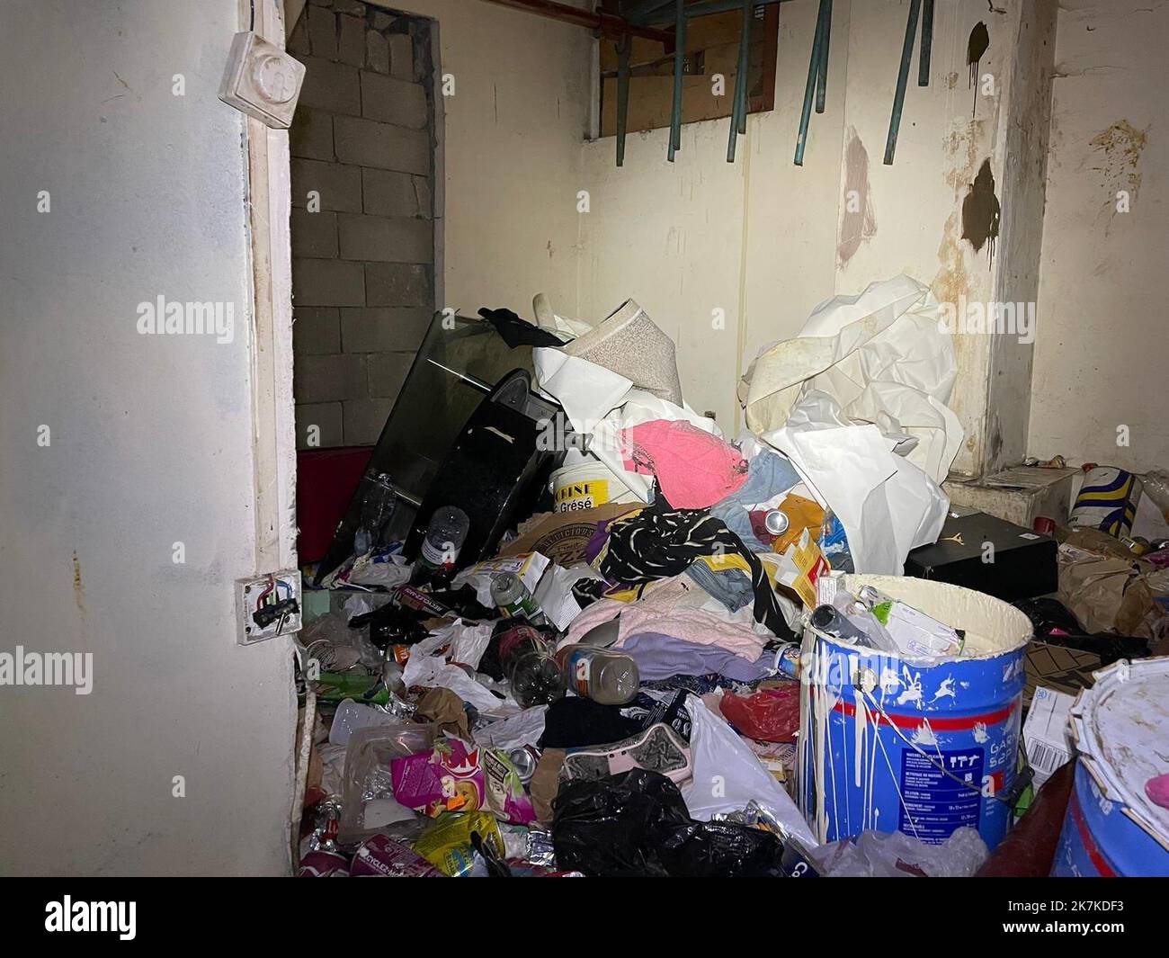 ©PHOTOPQR/LE PARISIEN/ ; Saint-Ouen ; 20/09/2022 ; A Saint-Ouen, le 20 septembre 2022. Visite du micro-immeuble de Selim (prénom d'emprunt), un mois après l'excupsion des squatteurs qui ont occupé les lieux sans droit ni titer pendant quatre ans. - Der Besitzer eines besetzten Gebäudes erhält eine Wasserrechnung von €100.000 Frankreich, Saint-Ouen, 20. September 2022 Stockfoto