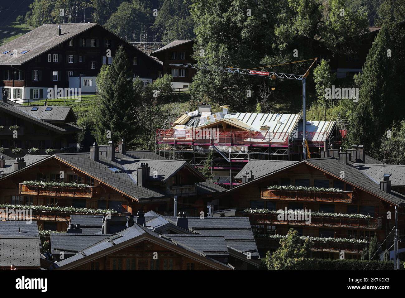 ©Francois Glories/MAXPPP - 23/09/2022 in der Schweiz besteht die Forderung, Photovoltaikmodule nicht nur für Neubauten, sondern auch für bestehende Gebäude verbindlich zu machen. Das Potenzial von Solarmodulen in der Schweiz ist enorm. Nach einer Studie des Bundesamts für Energie könnten bei der Installation von Solarmodulen auf den Dächern und Fassaden aller geeigneten Häuser des Landes jährlich 67 Terawattstunden Strom erzeugt werden. Das ist mehr, als die Schweiz derzeit verbraucht. Berner Überland Schweiz. September 23 2022. Stockfoto