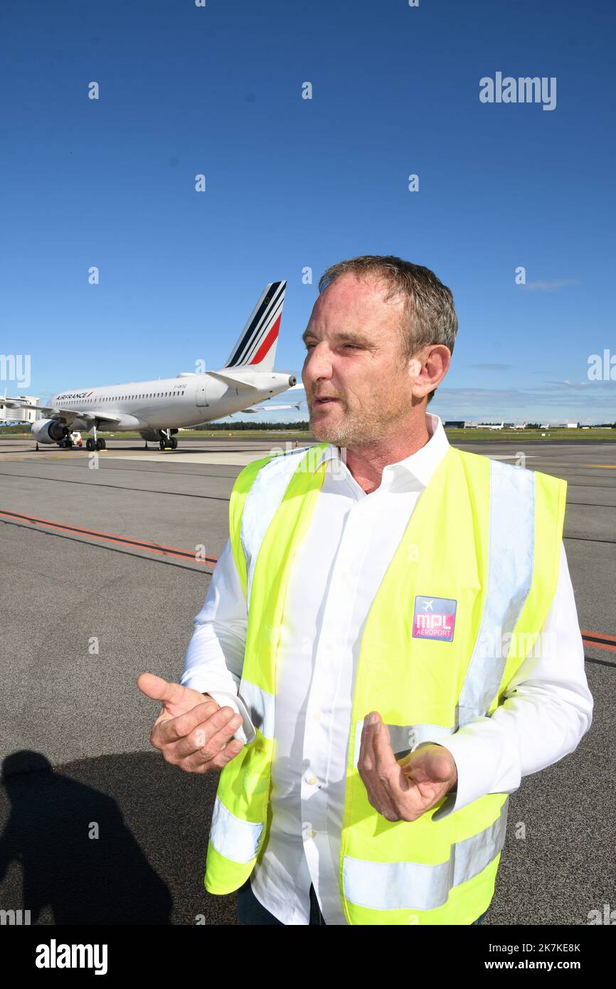 ©PHOTOPQR/LE MIDI LIBRE/JEAN-MICHEL MART ; MONTPELLIER ; 25/09/2022 ; FREJORGUES / AEROPORT DE MONTPELLIER MEDITERRANEE / DEBUT DES TRAVAUX DE RENFLOUAGE DE L'AVION CARGO BOEING 737 DE LA COMPAGNIE WEST ATLANTIC QUI A RATE SON ATTERRISSAGE EN BOUT DE PISTE ET FINI DANS L'ETANG DE MAUGUIO DANS LA NUIT DU 23 AU 24 09 2022 / LES TRAVAUX DE TERRASSEMENT VONT PERMETTRE D'ACHEMINER DES GRUES DE LEVAGE DANS L'APRES MIDI / 25 09 2022 . / EMMANUEL BREHMER PRESIDENT DU DIRECTOIRE DE L'AEROPORT MONTPELLIER; 09/25/2022; Frejorgues, Flughafen Montpellier Méditerranée. Beginn der Arbeiten zur Rettung der Boeing Stockfoto