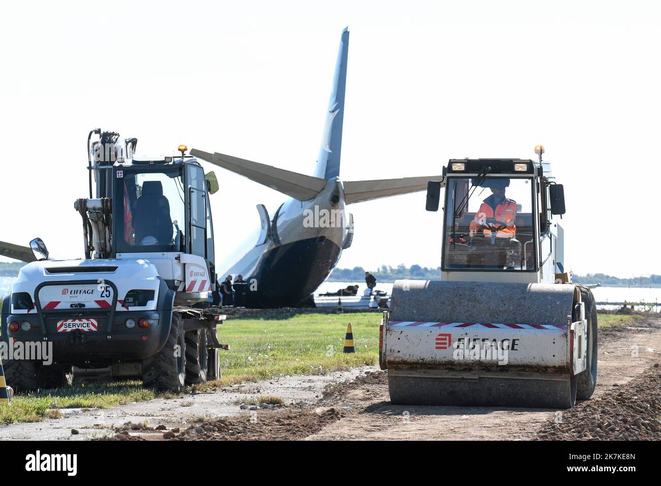 ©PHOTOPQR/LE MIDI LIBRE/JEAN-MICHEL MART ; MONTPELLIER ; 25/09/2022 ; FREJORGUES / AEROPORT DE MONTPELLIER MEDITERRANEE / DEBUT DES TRAVAUX DE RENFLOUAGE DE L'AVION CARGO BOEING 737 DE LA COMPAGNIE WEST ATLANTIC QUI A RATE SON ATTERRISSAGE EN BOUT DE PISTE ET FINI DANS L'ETANG DE MAUGUIO DANS LA NUIT DU 23 AU 24 09 2022 / LES TRAVAUX DE TERRASSEMENT VONT PERMETTRE D'ACHEMINER DES GRUES DE LEVAGE DANS L'APRES MIDI / 25 09 2022 . MONTPELLIER; 09/25/2022; Frejorgues, Flughafen Montpellier Méditerranée. Beginn der Arbeiten zur Rettung des Frachtflugzeugs Boeing 737 aus dem West Atlantic Unternehmen, die vermissen Stockfoto