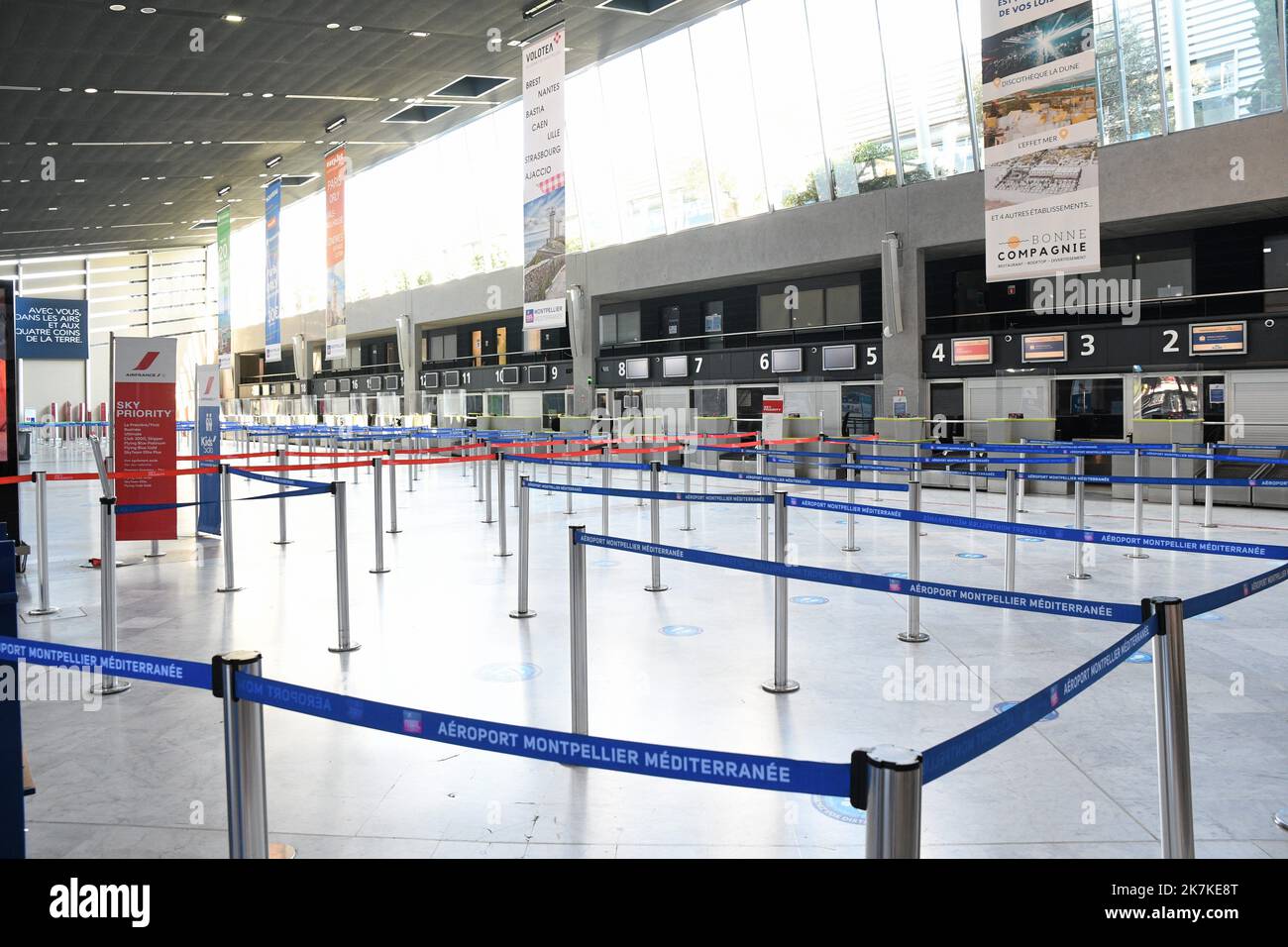 ©PHOTOPQR/LE MIDI LIBRE/JEAN-MICHEL MART ; MONTPELLIER ; 25/09/2022 ; FREJORGUES / AEROPORT DE MONTPELLIER MEDITERRANEE / DEBUT DES TRAVAUX DE RENFLOUAGE DE L'AVION CARGO BOEING 737 DE LA COMPAGNIE WEST ATLANTIC QUI A RATE SON ATTERRISSAGE EN BOUT DE PISTE ET FINI DANS L'ETANG DE MAUGUIO DANS LA NUIT DU 23 AU 24 09 2022 / LES TRAVAUX DE TERRASSEMENT VONT PERMETTRE D'ACHEMINER DES GRUES DE LEVAGE DANS L'APRES MIDI / 25 09 2022 . MONTPELLIER; 09/25/2022; Frejorgues, Flughafen Montpellier Méditerranée. Beginn der Arbeiten zur Rettung des Frachtflugzeugs Boeing 737 aus dem West Atlantic Unternehmen, die vermissen Stockfoto