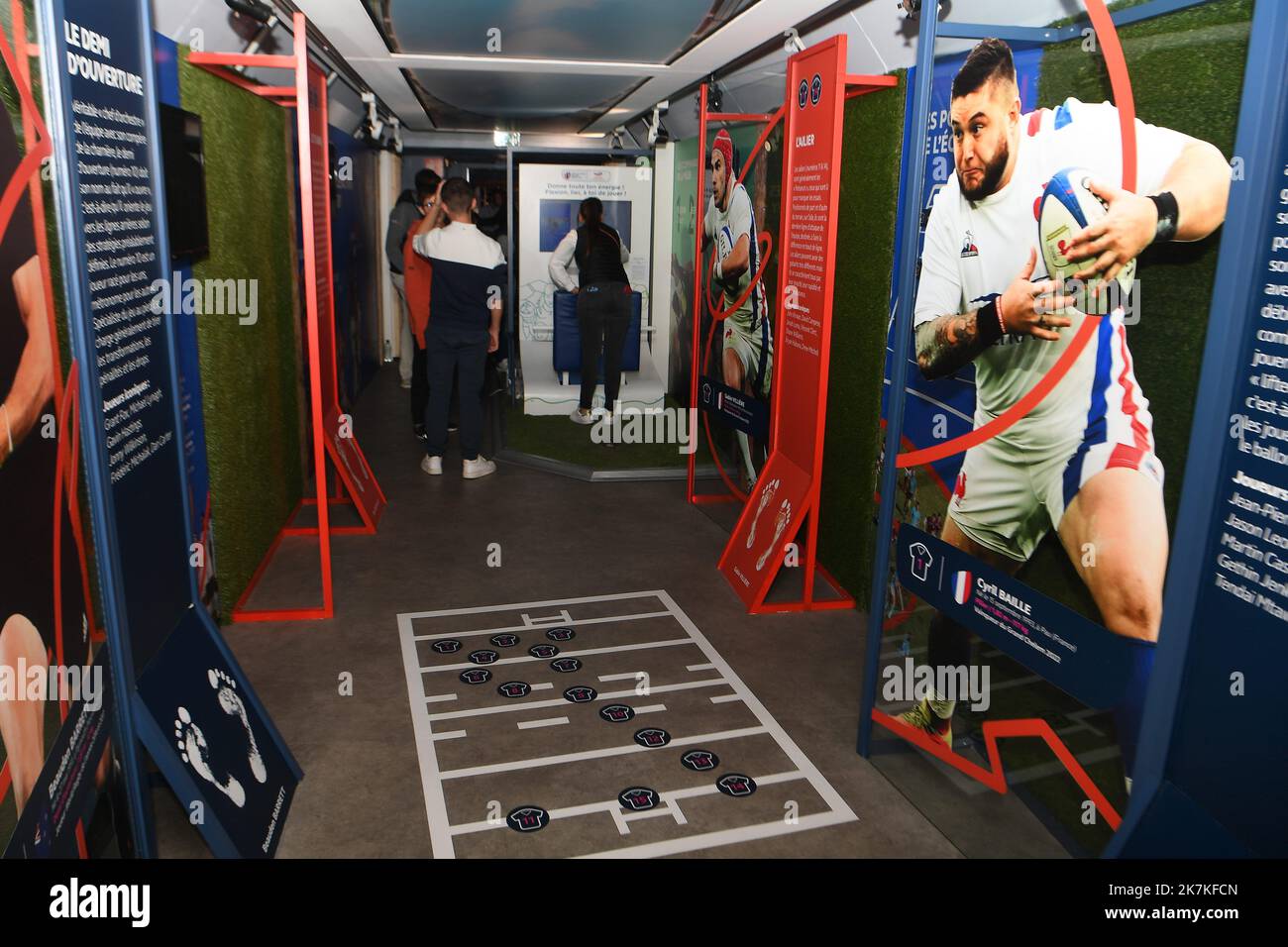 ©Mourad ALLILI/MAXPPP - 28/09/2022 Bourgoin jallieu le 28/09/2022 : La Coupe du monde de Rugby en France approche a un an de son organiization, un train sillonne les gares des villes hotes pour promouvoir l’evenement et le Rugby depuis le 21 juillet. ICI en photo l arrivee du train en gare de Bourgoin jallieu pour une journee d Animation et de fete autour du Rugby et la coupé du monde - die Rugby-Weltmeisterschaft in Frankreich rückt näher. Seit einem Jahr nach seiner Organisation durchquert ein Zug die Bahnhöfe der Gastgeberstädte, um die Veranstaltung und das Rugby seit Juli 21 zu fördern. Hier die Ankunft von Stockfoto