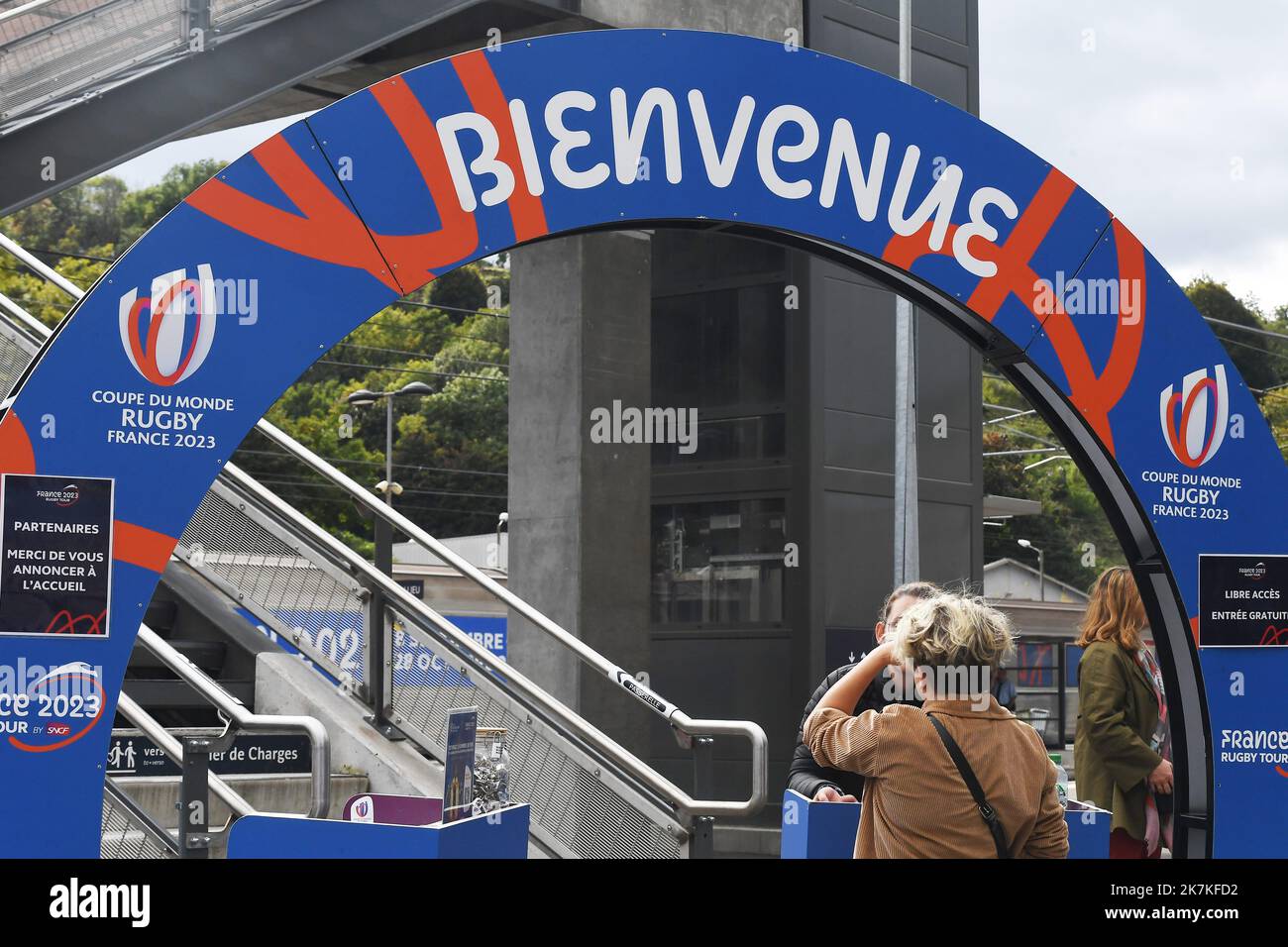 ©Mourad ALLILI/MAXPPP - 28/09/2022 Bourgoin jallieu le 28/09/2022 : La Coupe du monde de Rugby en France approche a un an de son organiization, un train sillonne les gares des villes hotes pour promouvoir l‚Äôevenement et le Rugby depuis le 21 juillet. ICI en photo l arrivee du train en gare de Bourgoin jallieu pour une journee d Animation et de fete autour du Rugby et la coupé du monde - die Rugby-Weltmeisterschaft in Frankreich rückt näher. Seit einem Jahr nach seiner Organisation durchquert ein Zug die Bahnhöfe der Gastgeberstädte, um die Veranstaltung und das Rugby seit Juli 21 zu fördern. Hier die Ankunft Stockfoto