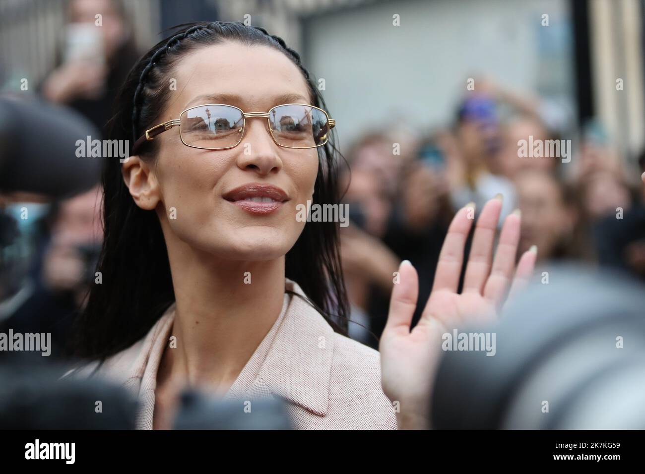 ©Pierre Teyssot/MAXPPP ; 2022 Paris Fashion Week S/S 23 Gäste im Victoria Beckham. Paris, Frankreich am 30. September 2022. VIPs, Models und Gäste Ankunft, US Top Model Bella Hadid Â© Pierre Teyssot / Maxppp Stockfoto