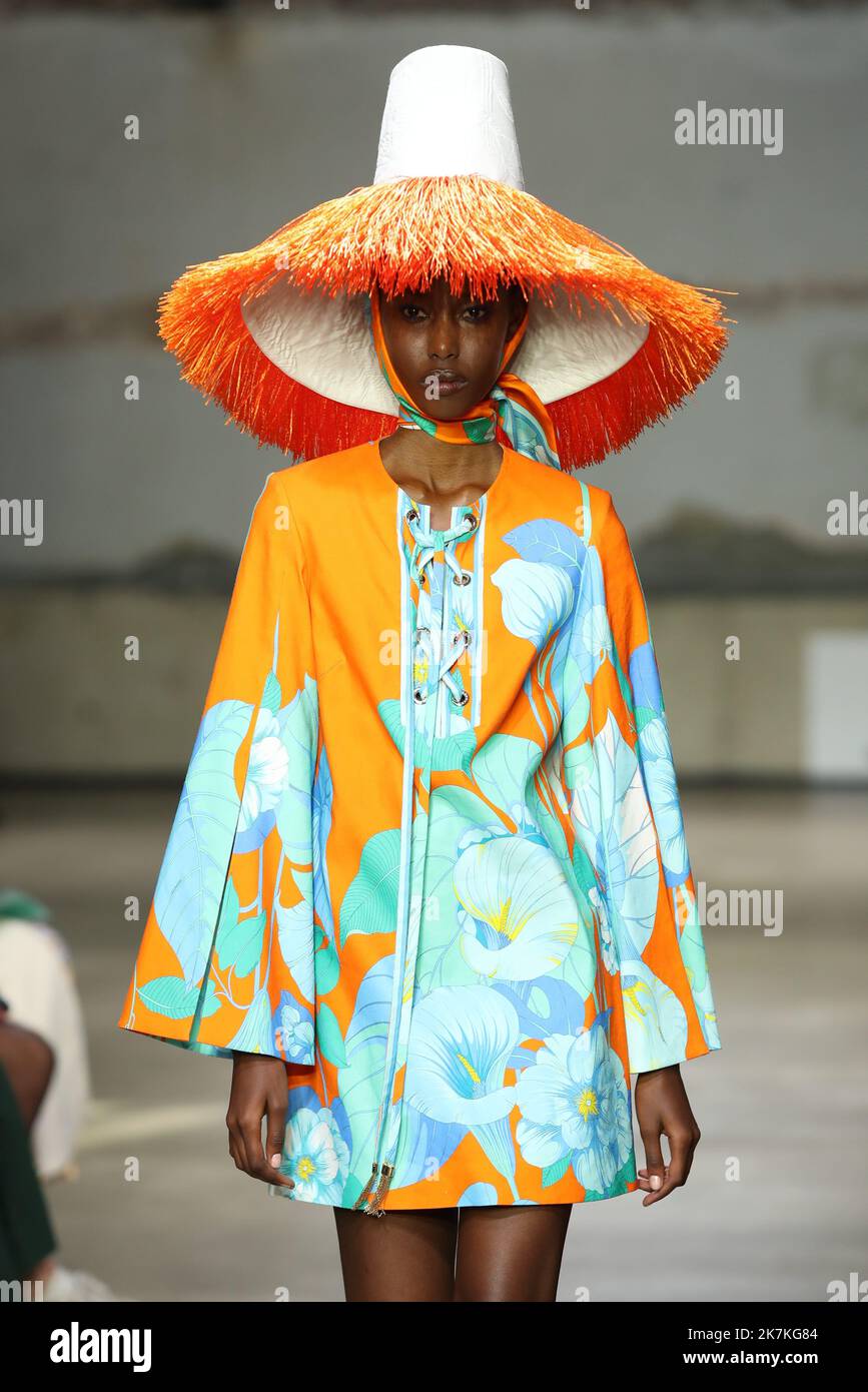 ©Pierre Teyssot/MAXPPP ; Leonard Paris : Runway - Paris Fashion Week - Damenmode Frühjahr/Sommer 2023. Paris, Frankreich am 30. September 2022. Ein Model geht auf der Leonard Paris Fashion Show auf die Piste Â© Pierre Teyssot / Maxppp Stockfoto