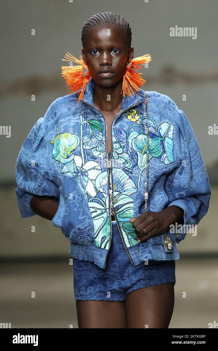 ©Pierre Teyssot/MAXPPP ; Leonard Paris : Runway - Paris Fashion Week - Damenmode Frühjahr/Sommer 2023. Paris, Frankreich am 30. September 2022. Ein Model geht auf der Leonard Paris Fashion Show auf die Piste Â© Pierre Teyssot / Maxppp Stockfoto