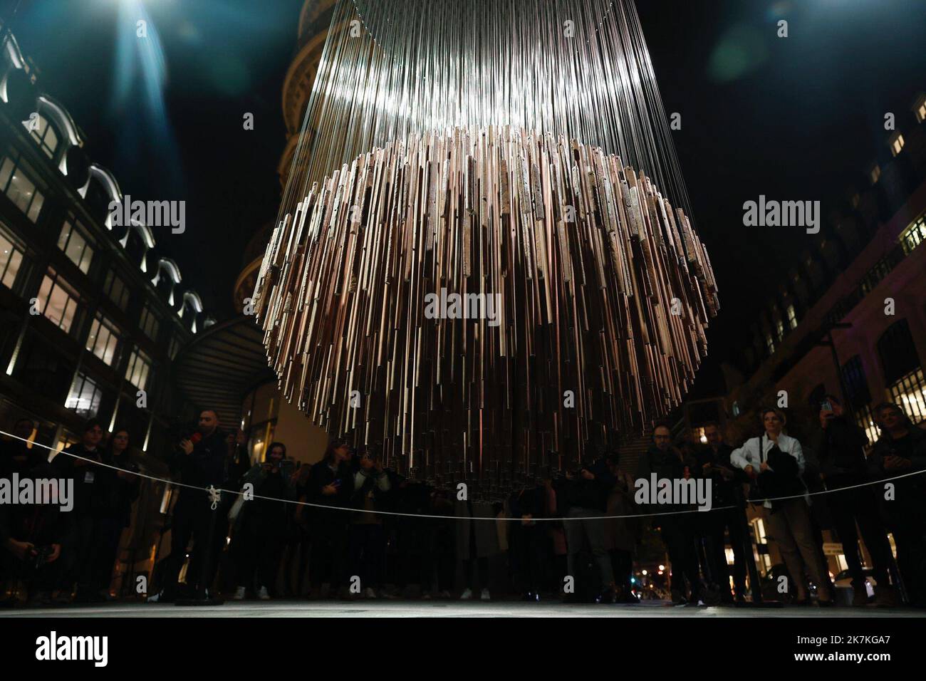 ©PHOTOPQR/LE PARISIEN/Olivier Corsan ; Paris ; 30/09/2022 ; Paris, Frankreich, le 30 septembre 2022. Visite de Presse de la Nuit Blanche 2023 de Paris en présence de Carine Rolland, adjointe à la Maire de Paris en Charge de la culture et de la ville du quart d'heure et de Kitty Hartl, directrice artistique - Bing Bang d’Etienne KrahenbÃ¼hl. Skulptur sonore, Place de la Samaritaine Foto : LP /Olivier Corsan Paris, Frankreich, 30. September 2022. Pressebesuch der Nuit Blanche 2022 in Paris im Beisein von Carine Rolland, der stellvertretenden Bürgermeisterin von Paris, die für Kultur und die Viertelstunde-Stadt und Kit zuständig ist Stockfoto