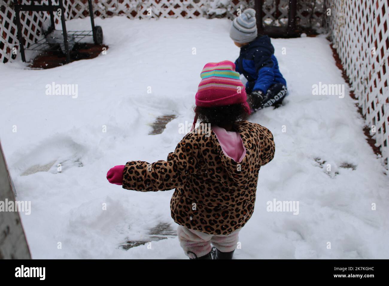 Kinder spielen im Schnee Stockfoto