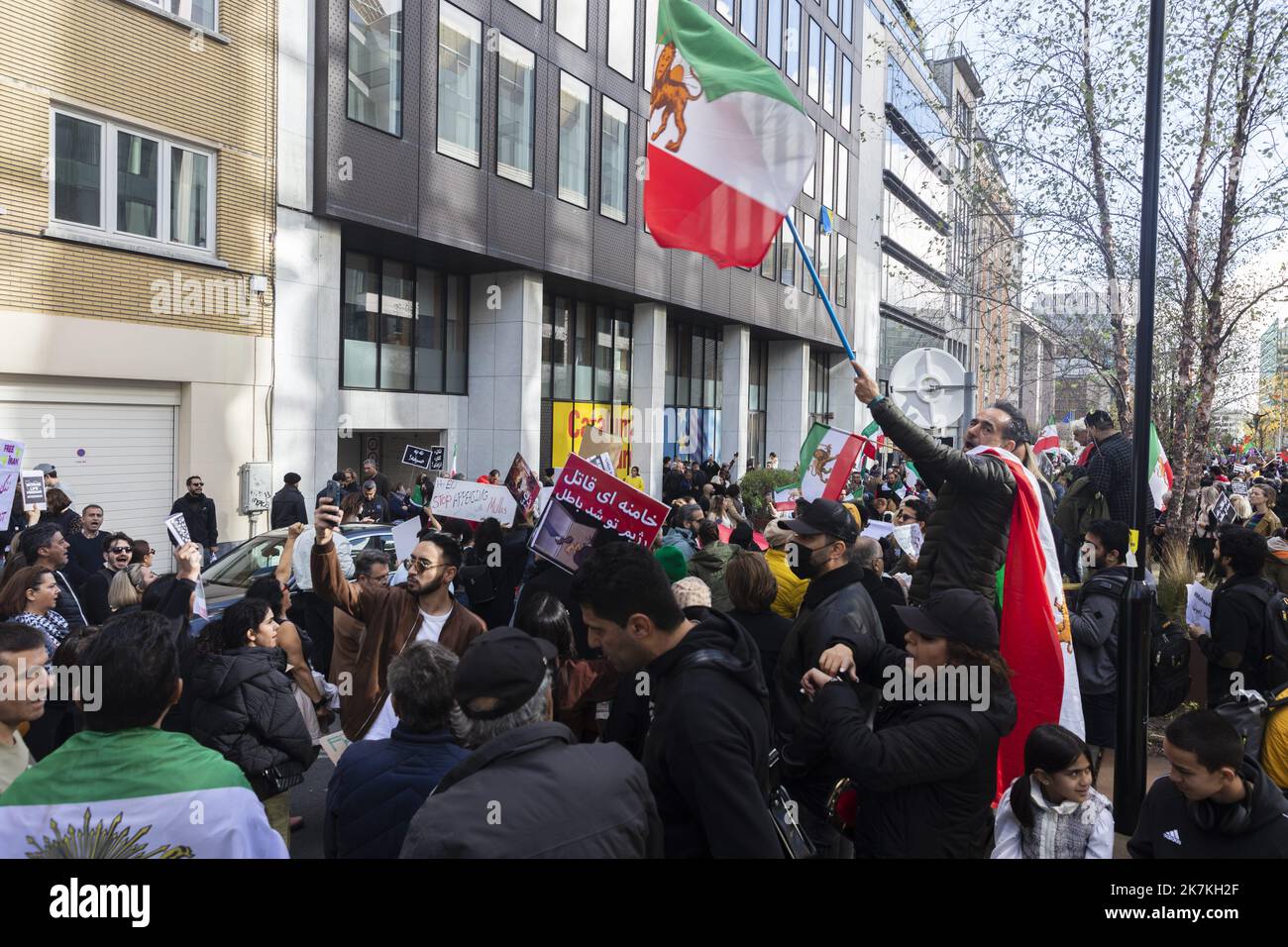 ©Nicolas Landemard / Le Pictorium/MAXPPP - Bruxelles 01/10/2022 Nicolas Landemard / Le Pictorium - 1/10/2022 - Belgique / Bruxelles - Apres le deces de Mahsa Amini en Iran, de nombreuses Manifestations de protestations ont eu lieu de part le monde. Dans la capitale belge, environon 1 Milliers de personnes pour la plupart issue de la communaute iranienne de belgique ont defiles dans le rues en soutien aux combats de femmes iraniennes Mais egalement contre le Regime des mollahs. / 1/10/2022 - Belgien / Brüssel - nach dem Tod von Mahsa Amini im Iran fanden zahlreiche Protestdemonstrationen statt Stockfoto