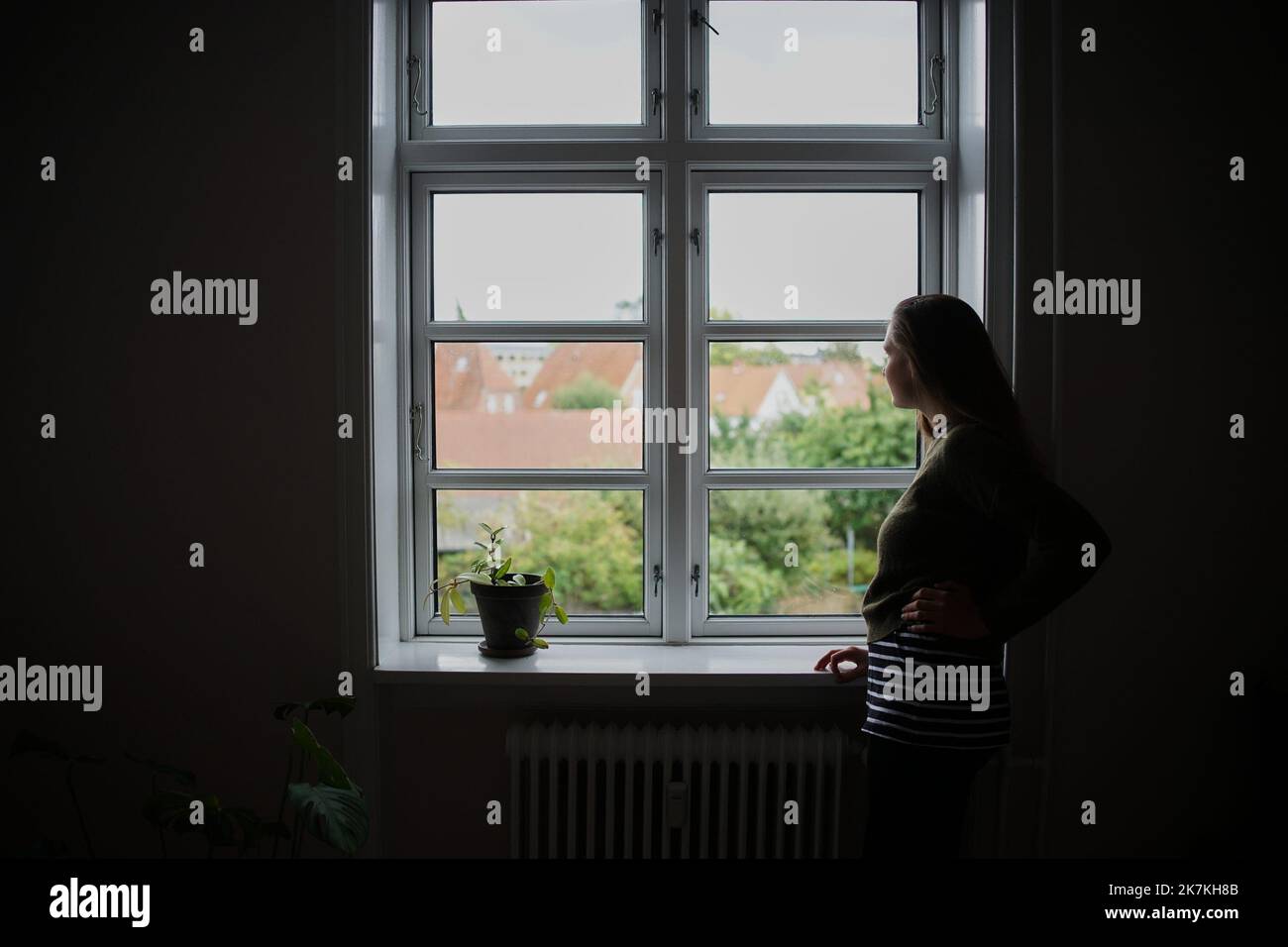 ©Thibault Savary / Le Pictorium/MAXPPP - Kopenhagen 30/09/2022 Thibault Savary / Le Pictorium - 30/9/2022 - Danemark / Kopenhagen - Svetlana 31 ans, elle a un doctorat en Sciences, comme son mari. C'est une jeune maman, son bebe est ne apres la guerre, en juin. Cela fait des mois qu'elle ne rencontre ses proches qu'a travers les Videos et les reseaux sociaux. Moscou est a deux heures de vol de Copenhague, Mais depuis le covid et maintenant la guerre, elle a le sentiment d'etre loin de ses parents. SES parents n'ont jamais vu son bebe et depuis Mai, les restrictions sont plus strictes. „Depu Stockfoto