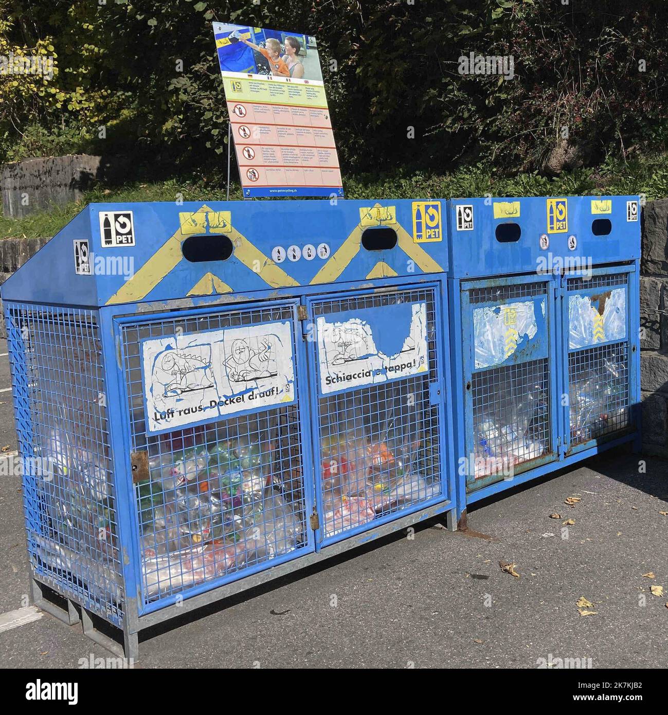 ©Francois Glories/MAXPPP - 05/10/2022 Recycling. Trotz eines höheren Verbrauchs als der Weltdurchschnitt wird die Schweiz aufgrund ihrer Bewirtschaftung der Kanäle für die Sammlung, Sortierung und Verwertung von Abfällen häufig als Beispiel im Bereich Recycling genannt. Wie hier auf einem öffentlichen Parkplatz in der Gemeinde Saanen zu sehen ist, hat alles, sogar Brot, einen eigenen Container. Schweiz. November 05 2022 Stockfoto