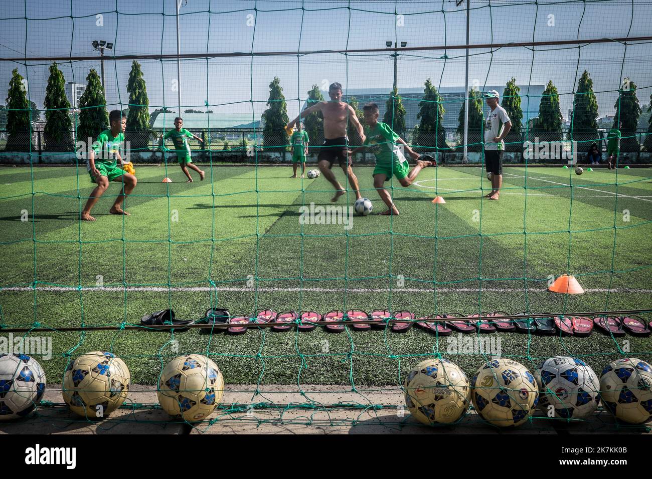 ©Olivier Donnars / Le Pictorium/MAXPPP - Ho Chi Minh-Ville 07/12/2015 Olivier Donnars / Le Pictorium - 7/12/2015 - Vietnam / Ho Chi Minh-Ville - 7 decembre 2015 : Academie de Football JMG (Jean-Marc Guillou). Franck DURIX se regale a jouer avec ses recrues. Lui-meme aurait aime apprendre a jouer au Football pieds nus. Ho Chi Minh-Ville, Vietnam. 7. Dezember 2015 : Franck DURIX freut sich, mit seinen Rekruten zu spielen. Er hätte gerne gelernt, barfuß Fußball zu spielen. Ho-Chi-Minh-Stadt, Vietnam. / 7/12/2015 - Vietnam / Ho Chi Minh-Stadt - 7. Dezember 2015 : Franck DURIX begeistert sich mit Witz Stockfoto