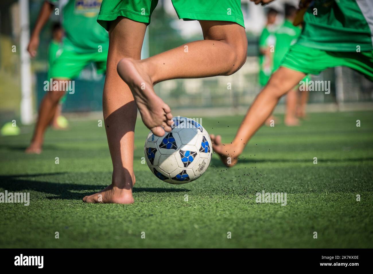 ©Olivier Donnars / Le Pictorium/MAXPPP - Ho Chi Minh-Ville 08/12/2015 Olivier Donnars / Le Pictorium - 8/12/2015 - Vietnam / Ho Chi Minh-Ville - 8 decembre 2016 : Academie de Football JMG (Jean-Marc Guillou). La Methode Guillou est basee sur l'excellence Technik. Pied nus, pour avoir de meilleures Sensations aux pieds et ameliorer le toucher, pour accelerer le jeu, pour minimizer l'Impact des chocs. Ho Chi Minh-Ville, Vietnam. 8. Dezember 2016 : die Guillou-Methode basiert auf technischer Exzellenz. Barfuß, um bessere Empfindungen in den Füßen zu haben und das Gefühl zu verbessern, um das Spiel zu beschleunigen, Stockfoto