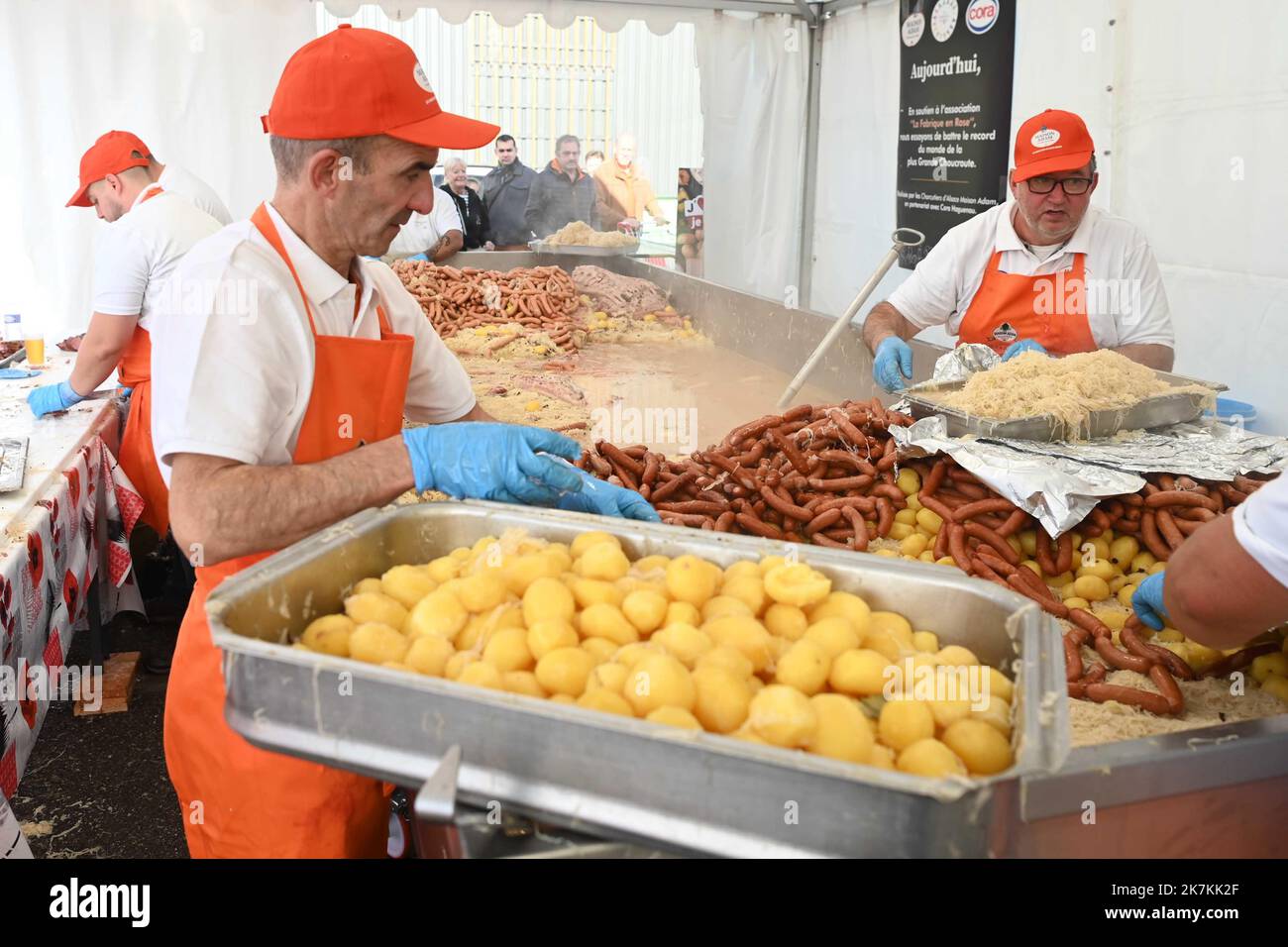 ©PHOTOPQR/DNA/Franck KOBI ; Haguenau ; 08/10/2022 ; Les bénévoles les pommes de terre, un ingrédient essentiel pour la choucroute. Haguenau le 8 octobre 2022. Haguenau; 08/10/2022; der neue Rekord für das größte Sauerkraut der Welt mit 2363,46 kg. Stockfoto