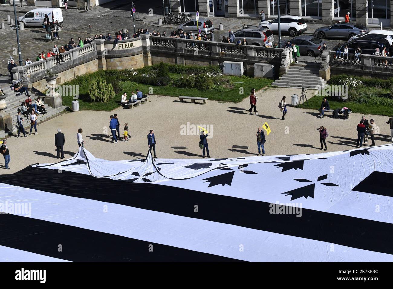 ©PHOTOPQR/OUEST FRANCE/Thomas Brégardis / Ouest-France ; Rennes ; 08/10/2022 ; Rennes, Place du Parlement. Déploiement du plus Grand drapeau breton du monde (1400 m2) (« gwenn a dhu » en breton). Une Action pour demander le attachement de la Loire-Atlantique à la Bretagne. Thomas Byregis / Ouest-France - Rennes, Frankreich, okt 8. 2022 Einsatz der größten bretonischen Flagge der Welt (1400 m2) ('gwenn a dhu' in Breton). Eine Aktion, um die Bindung von Loire-Atlantique an die französische Bretagne zu fordern. Stockfoto