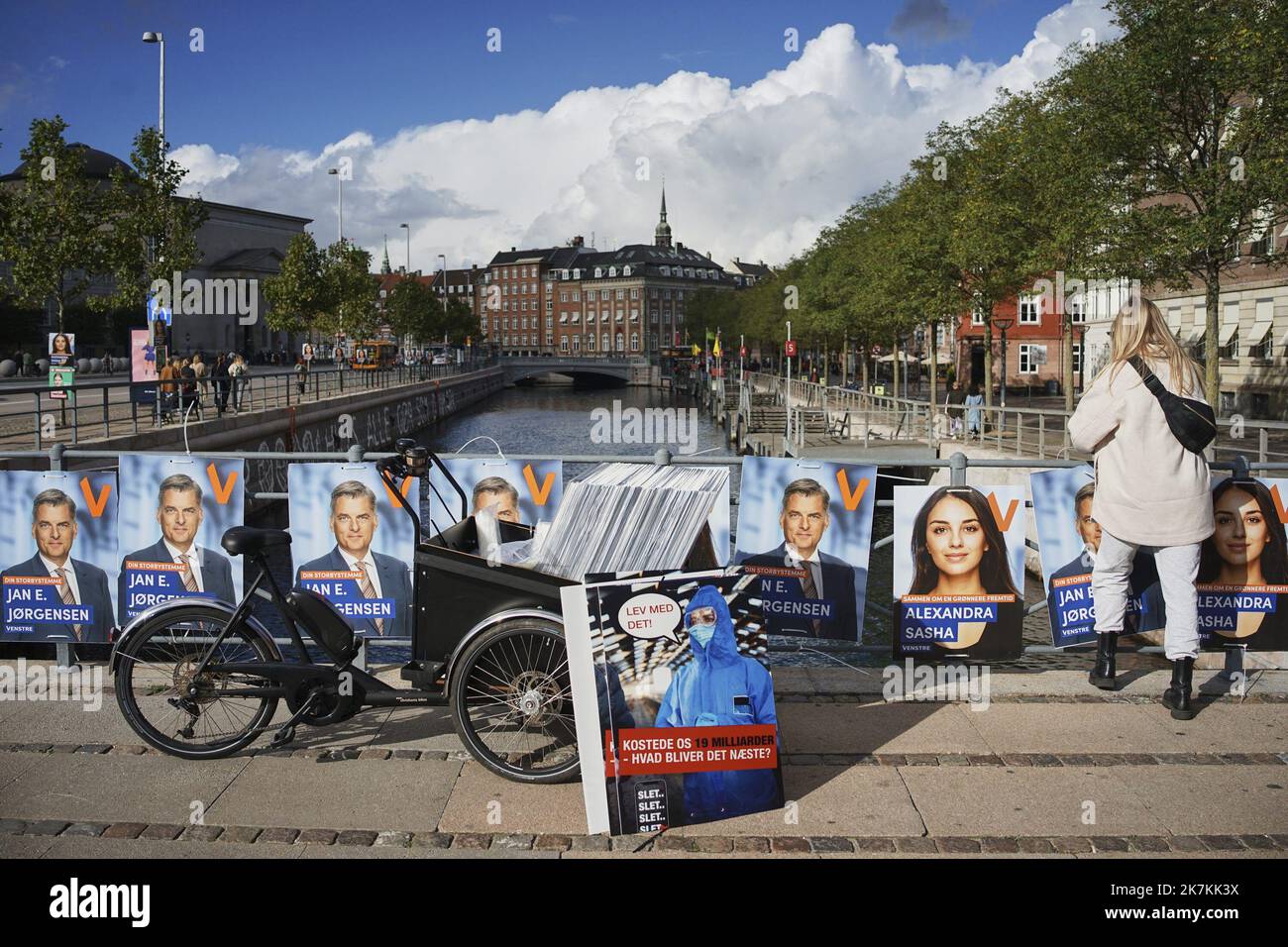 ©Thibault Savary / Le Pictorium/MAXPPP - Kopenhagen 08/10/2022 Thibault Savary / Le Pictorium - 8/10/2022 - Danemark / Kopenhagen - des militants de Venstre installent les affiches de leur candidat Dan E. Jorgensen. / 8/10/2022 - Dänemark / Kopenhagen - die Anhänger von Dan E. Jorgensen hängen Plakate der Kampagne in der Innenstadt. Stockfoto