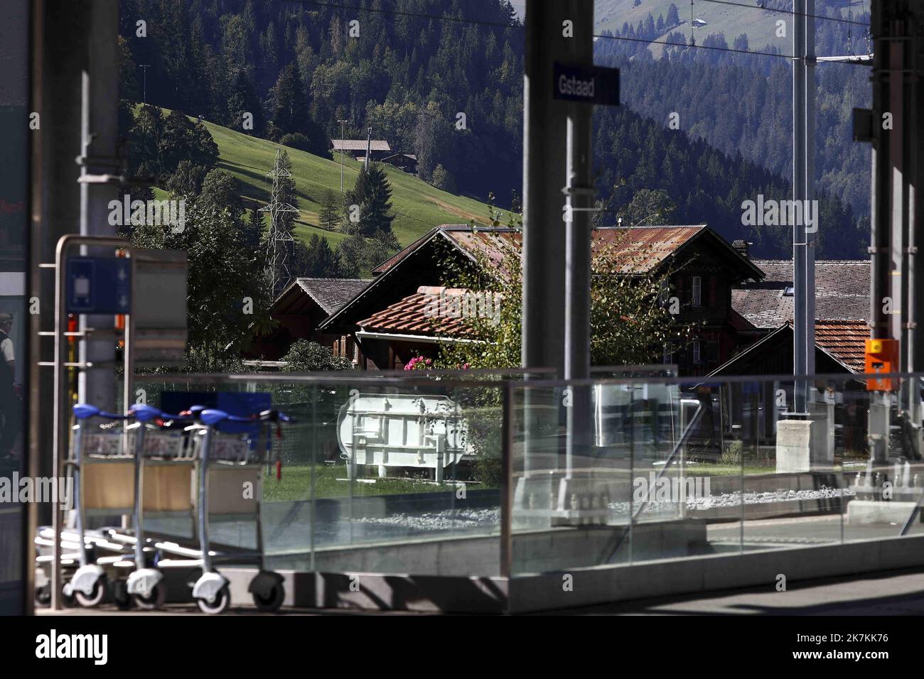 ©Francois Glories/MAXPPP - 21/09/2022 der Bahnhof Gstaad im Ort Gstaad gehörte zur Schweizer Gemeinde Saanen im Kanton Bern. Es liegt auf einer Höhe von 1.049,1 Metern. Bedient von der MOB (Montreux Oberland Bernois) mit dem GoldenPass Express. Gstaad Schweiz. November 09 2022 Stockfoto