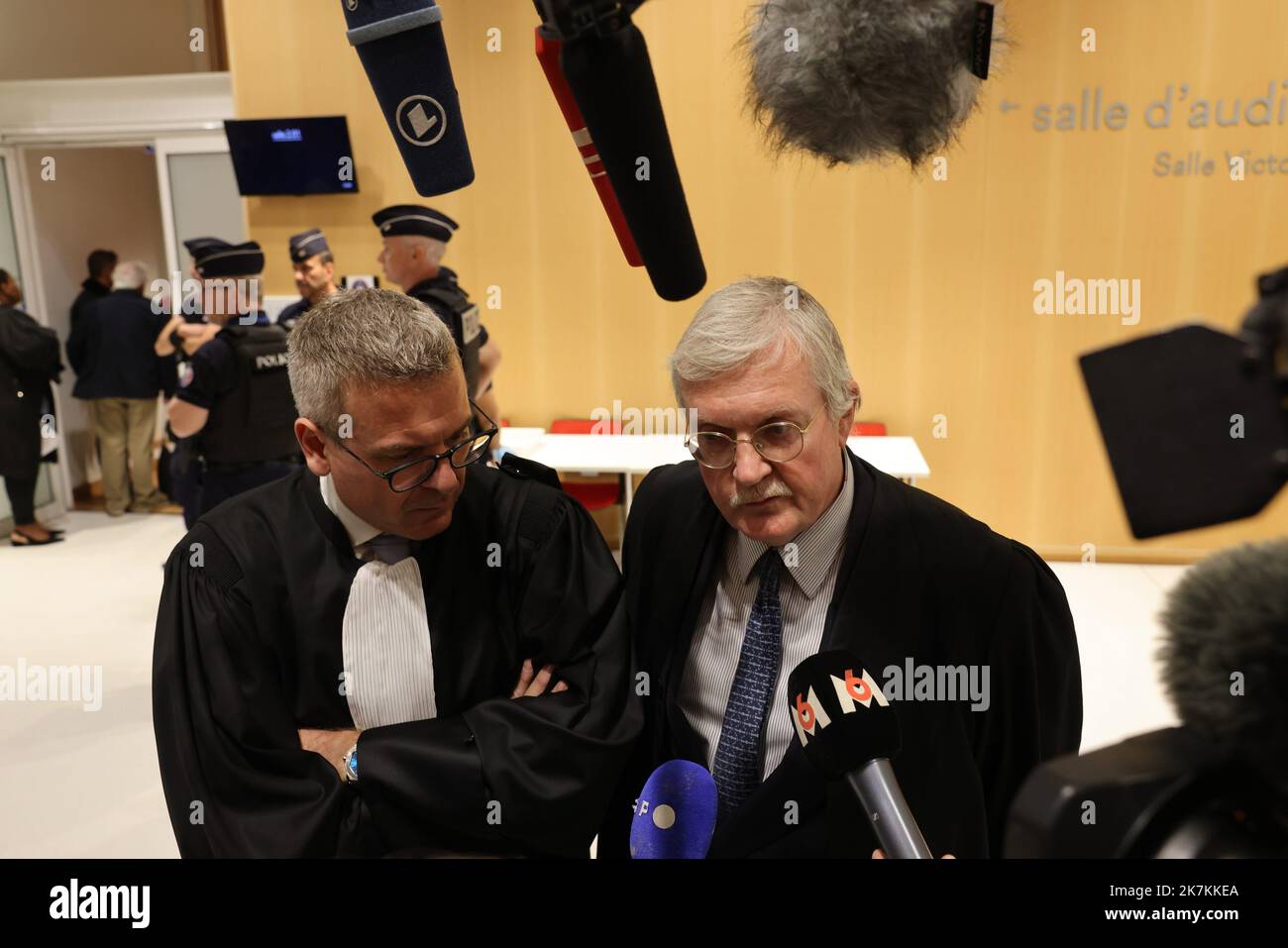 ©PHOTOPQR/LE PARISIEN/Olivier Lejeune ; Paris ; 10/10/2022 ; 13 ans après le Crash du vol RIO-PARIS la compagnie AIR FRANCE et l'avionneur Airbus vont être jugés pour mordides involontaires au palais de Justice de Paris . Erster Tag des neunwöchigen Flugs AF 447 von Rio nach Paris am Palais de Justice in Paris, Frankreich, 10. Oktober 2022. Air France und Airbus stehen vor einem Totschlag-Prozess, nachdem am 01. Juni 2009 ein Jet aus dem Jahr A330 auf der Strecke von Rio de Janeiro nach Paris in den Atlantischen Ozean stürzte und alle 228 Menschen an Bord getötet hatte. Stockfoto