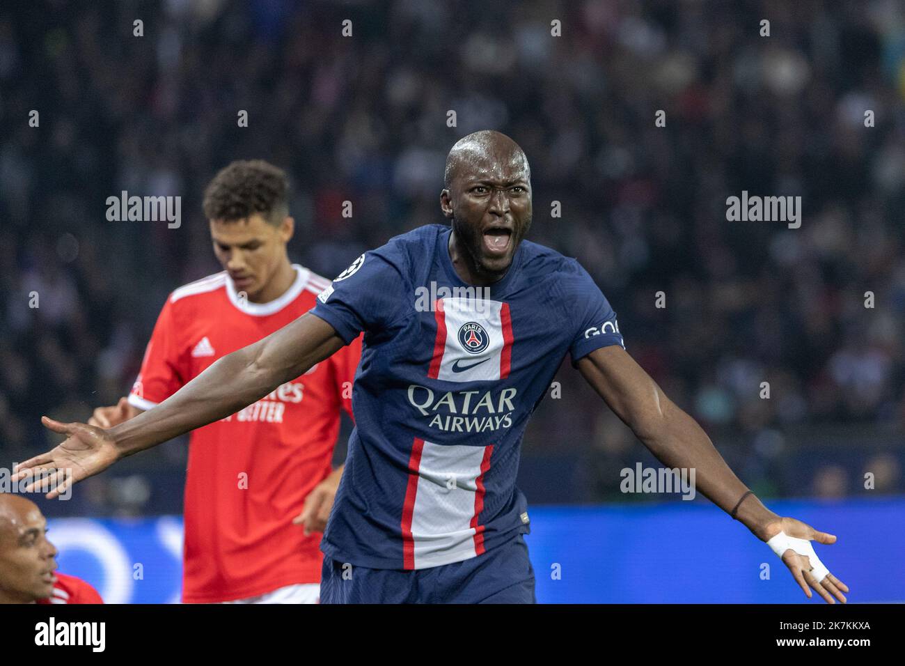 ©Denis TRASFI/MAXPPP - (C) Denis TRASFI/MAXPPP - à Boulogne-Billancourt au Parc des Princes le 11-10-2022 - UEFA Ligue des Champions, 4ème journée - Paris Saint Germain - Benfica Lisbonne - CRI de Danilo Pereira qui ne comprend pas la décision de l'arbitre Okt 11. 2022 Fußball / Champions League PSG vs Benfica Stockfoto