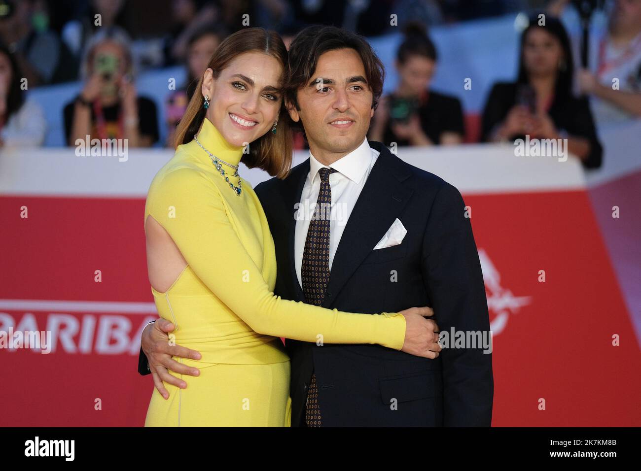 Rom, Italien. 17. Oktober 2022. Miriam Leone mit ihrem Mann Paolo Carullo für den Film „war - La guerra desiderata“ auf rotem Teppich am 5.. Tag des Filmfestivals in Rom. Sie trägt ein 'Fendi'-Kleid, einen 'Bulgari'-Schmuck und einen 'Fendi'-Schuh. (Foto von Elena Vizzoca/Pacific Press) Quelle: Pacific Press Media Production Corp./Alamy Live News Stockfoto