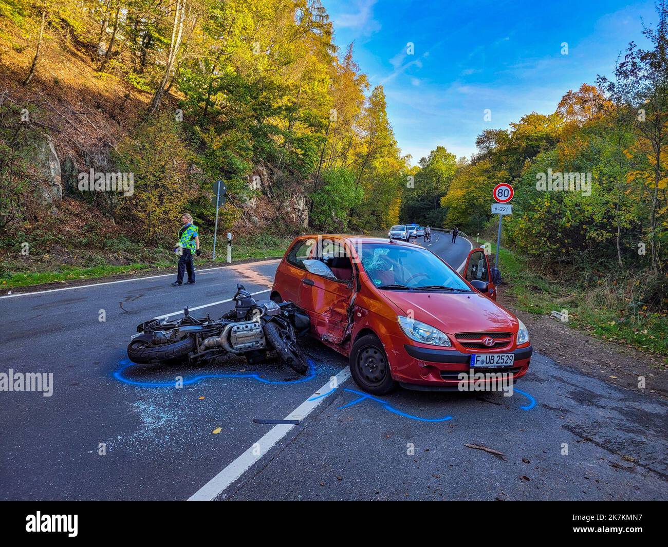 Oberursel, Deutschland. 17. Oktober 2022. Die am Unfall beteiligten Fahrzeuge sind noch auf der Straße. Ein Motorradfahrer kollidierte bei Oberursel (Hochtaunuskreis) mit einem Auto und wurde schwer verletzt. Der 68-Jährige war am Montagnachmittag mit seinem Motorrad auf einer Landstraße, wie die Polizei am Abend mitteilte. Ein 60-jähriger Autofahrer in der entgegengesetzten Richtung wollte nach links abbiegen, überblickte aber den Motorradfahrer. Quelle: Christoph Walther/5vision media/dpa/Alamy Live News Stockfoto