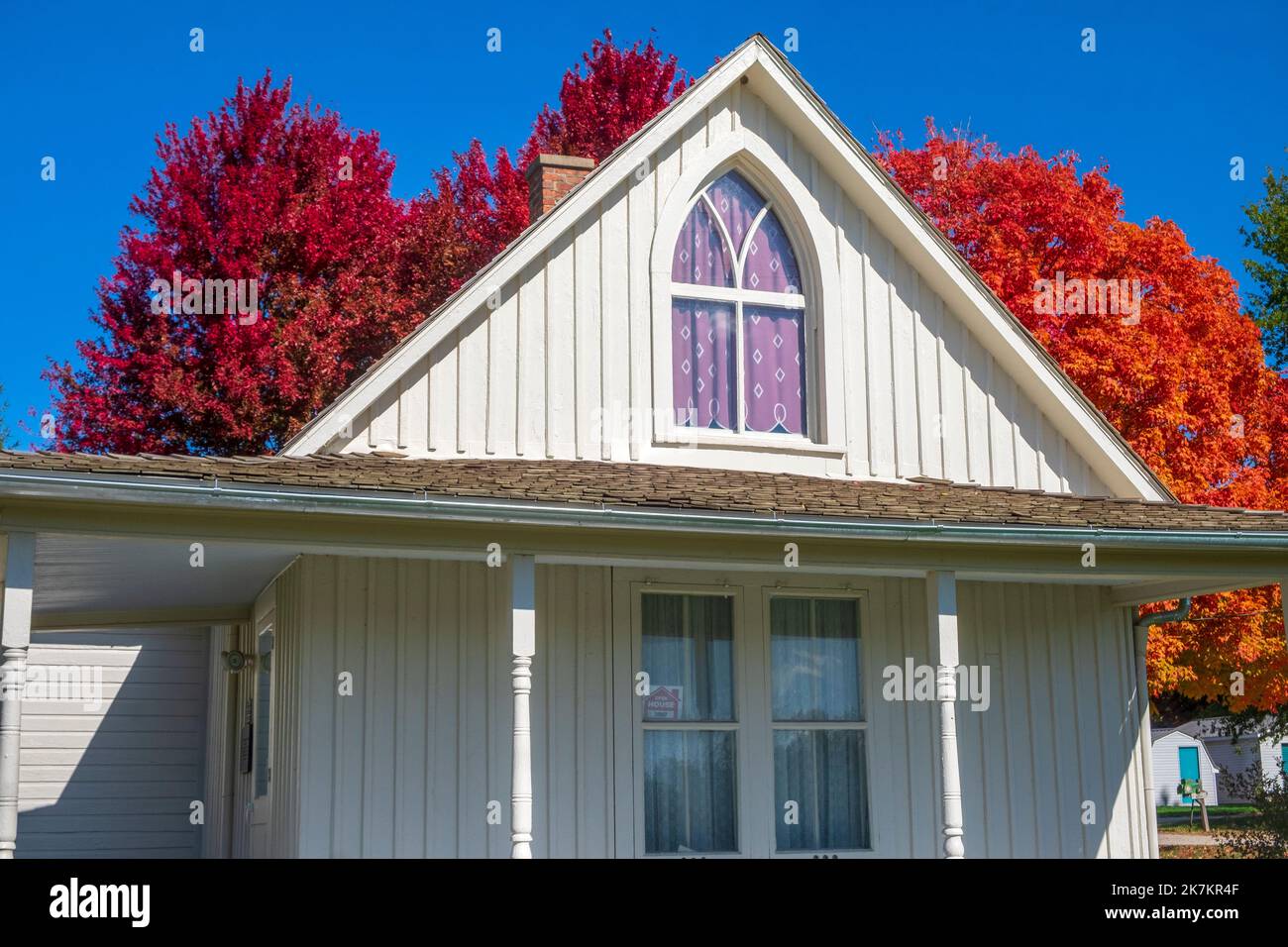 Grant Wood's American Gothic House, Eldon, Iowa, helle Herbstfarben, blauer Himmel, Oktobertag Stockfoto