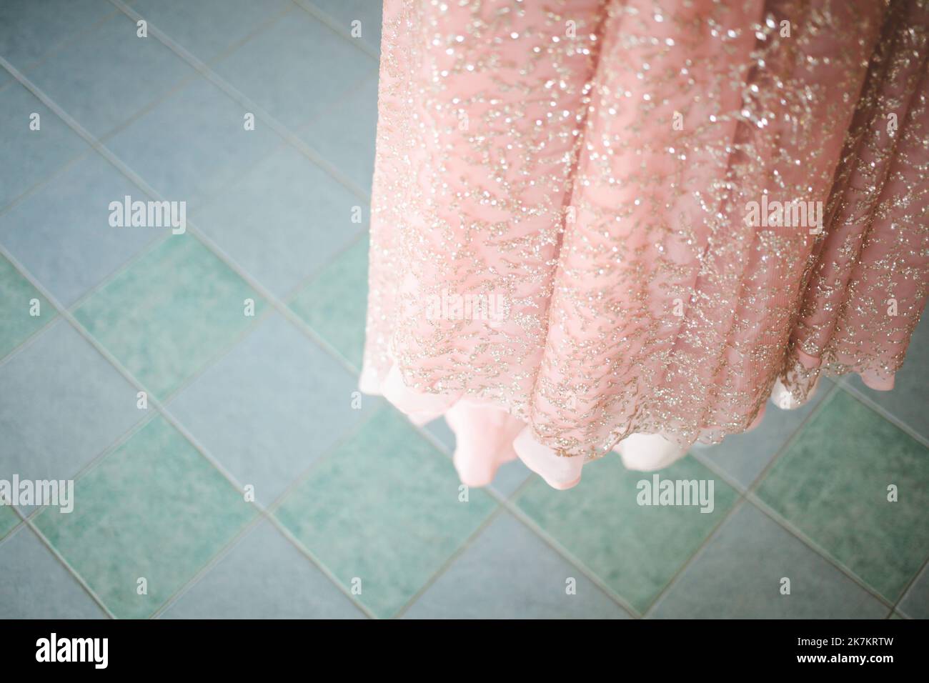 Zusammensetzung - Hochzeitskleid mit Dekor und Accessoires. Stockfoto