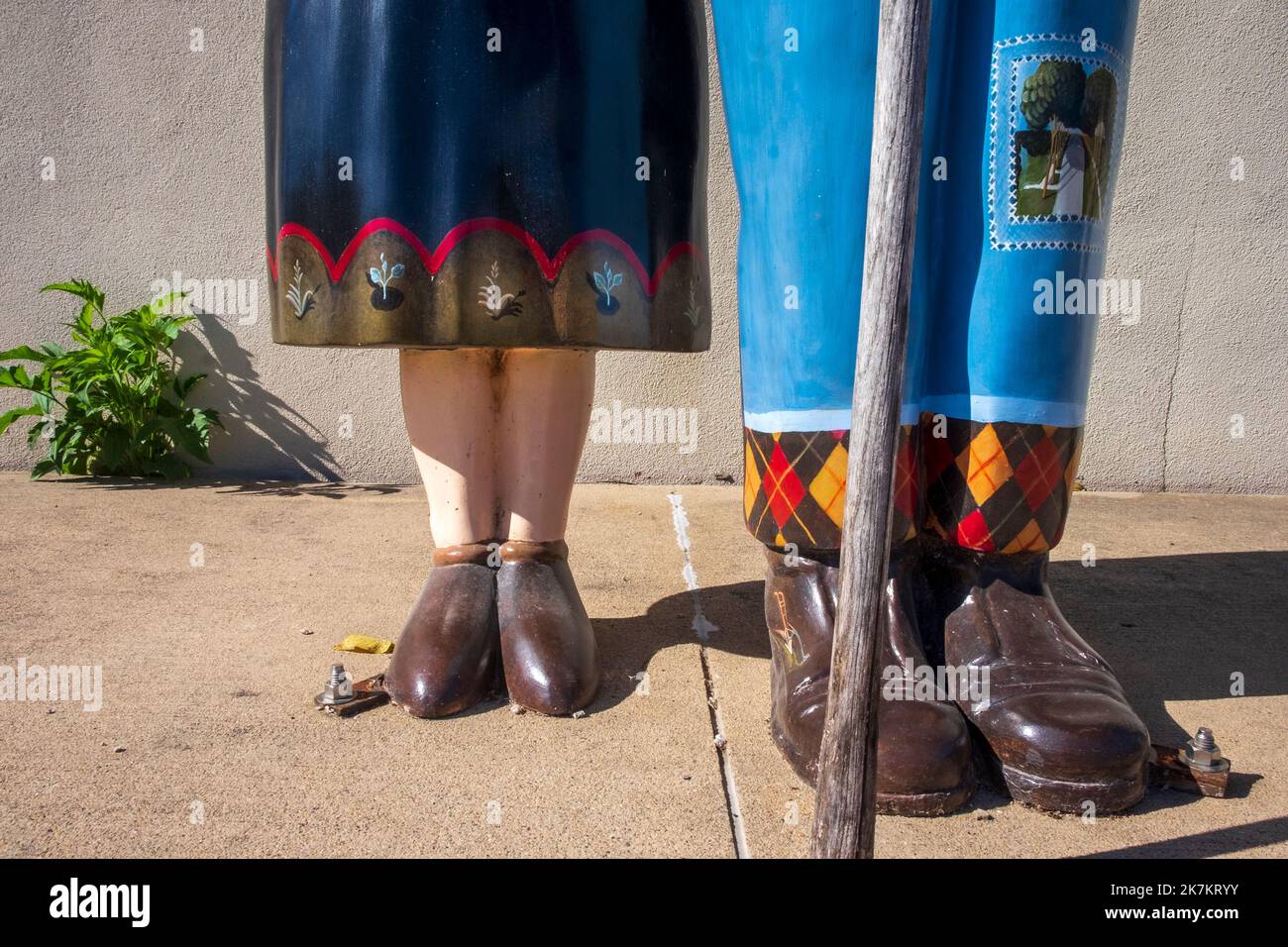 Grant Wood's American Gothic House, Eldon, Iowa; Statuen von Mann und Frau mit einer Pitchfork Stockfoto