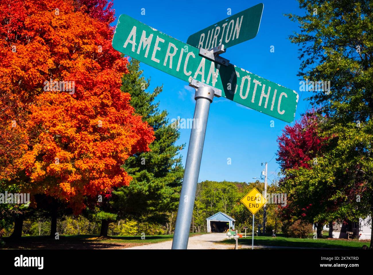 Straßenschild am American Gothic House von Grant Wood, Eldon, Iowa; helle Herbstfarben, blauer Himmel, Oktobertag Stockfoto