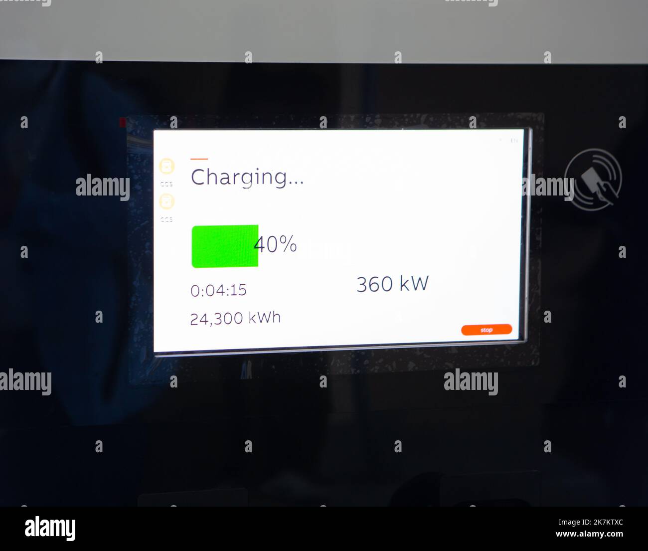 Nahaufnahme der Anzeige des EV-Ladegeräts. Öffentliche Plug-in-Ladestation. EV-Ladepunkt für Elektroautos. Stockfoto