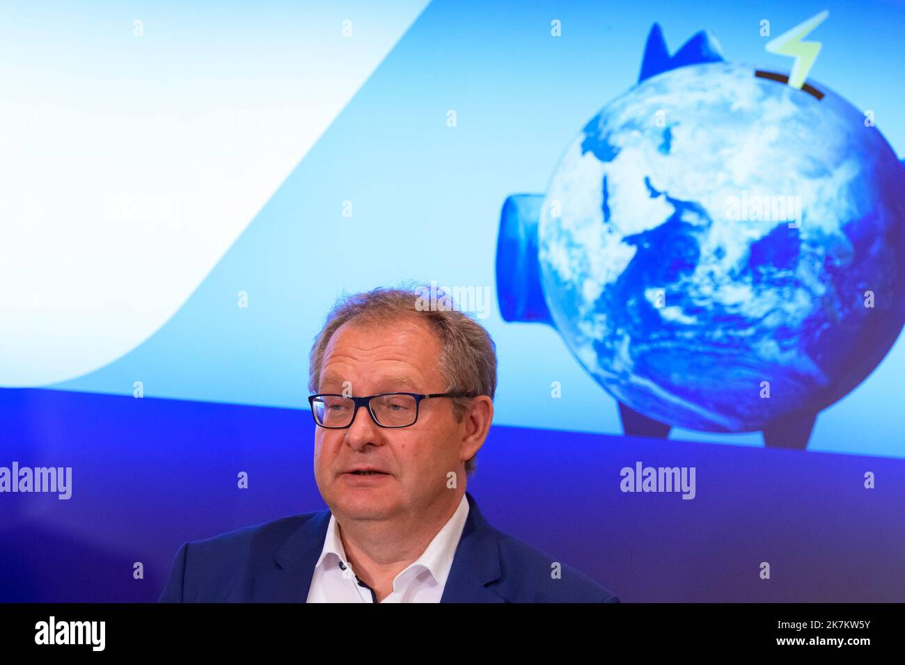 Hamburg, Deutschland. 16. August 2022. Jens Kerstan (Bündnis 90/die Grünen), Senator für Umwelt, Klima, Energie und Landwirtschaft in Hamburg, stellt im Anschluss an die Senatssitzung auf der Landespressekonferenz im Rathaus die Energiesparmaßnahmen der Stadt Hamburg vor. Quelle: Jonas Walzberg/dpa/Alamy Live News Stockfoto