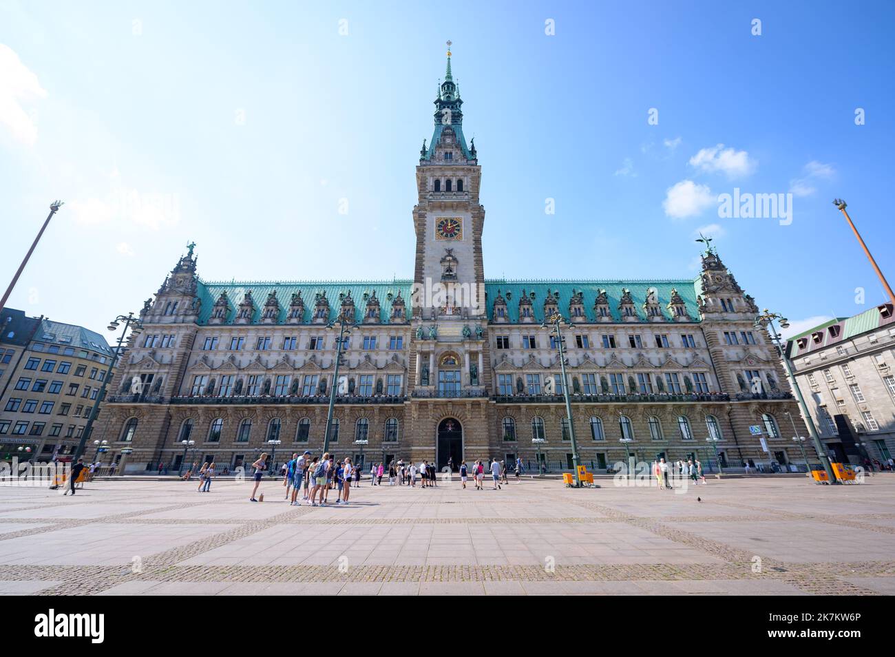 Hamburg, Deutschland. 16. August 2022. Hamburger Rathaus vor einem strahlend blauen Himmel im Sonnenschein. Quelle: Jonas Walzberg/dpa/Alamy Live News Stockfoto