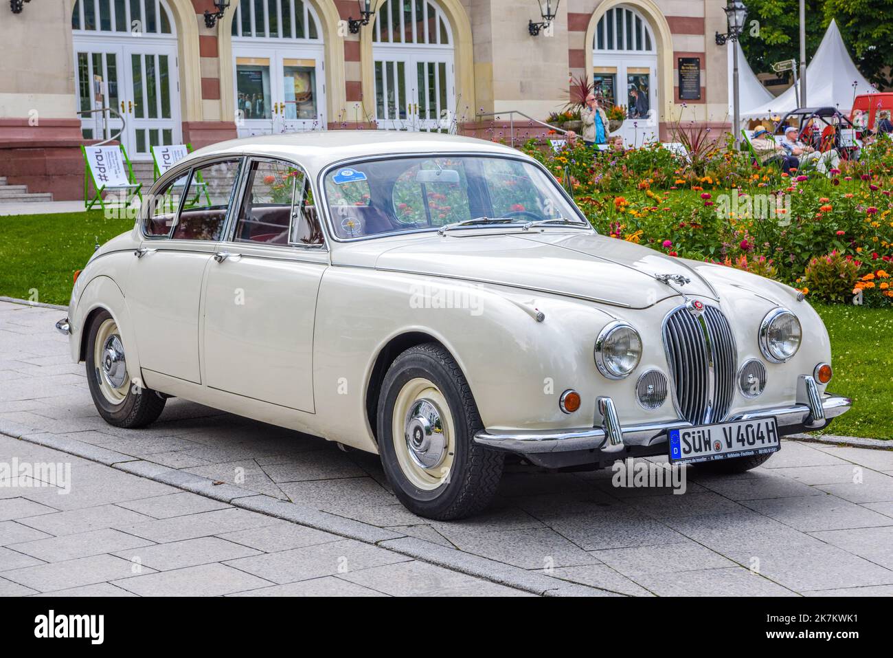 BADEN BADEN, DEUTSCHLAND - JULI 2019: BMW 3200 S 501 502 1952 1962 1961 Limousine, Oldtimer-Treffen im Kurpark, weiß elfenbeinbeige. Stockfoto