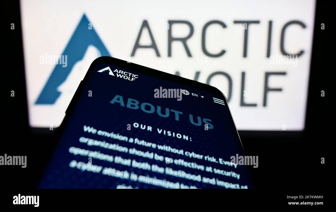 Mobiltelefon mit Website des Cybersicherheitsunternehmens Arctic Wolf Networks Inc. Auf dem Bildschirm vor dem Logo. Konzentrieren Sie sich auf die obere linke Seite des Telefondisplays. Stockfoto