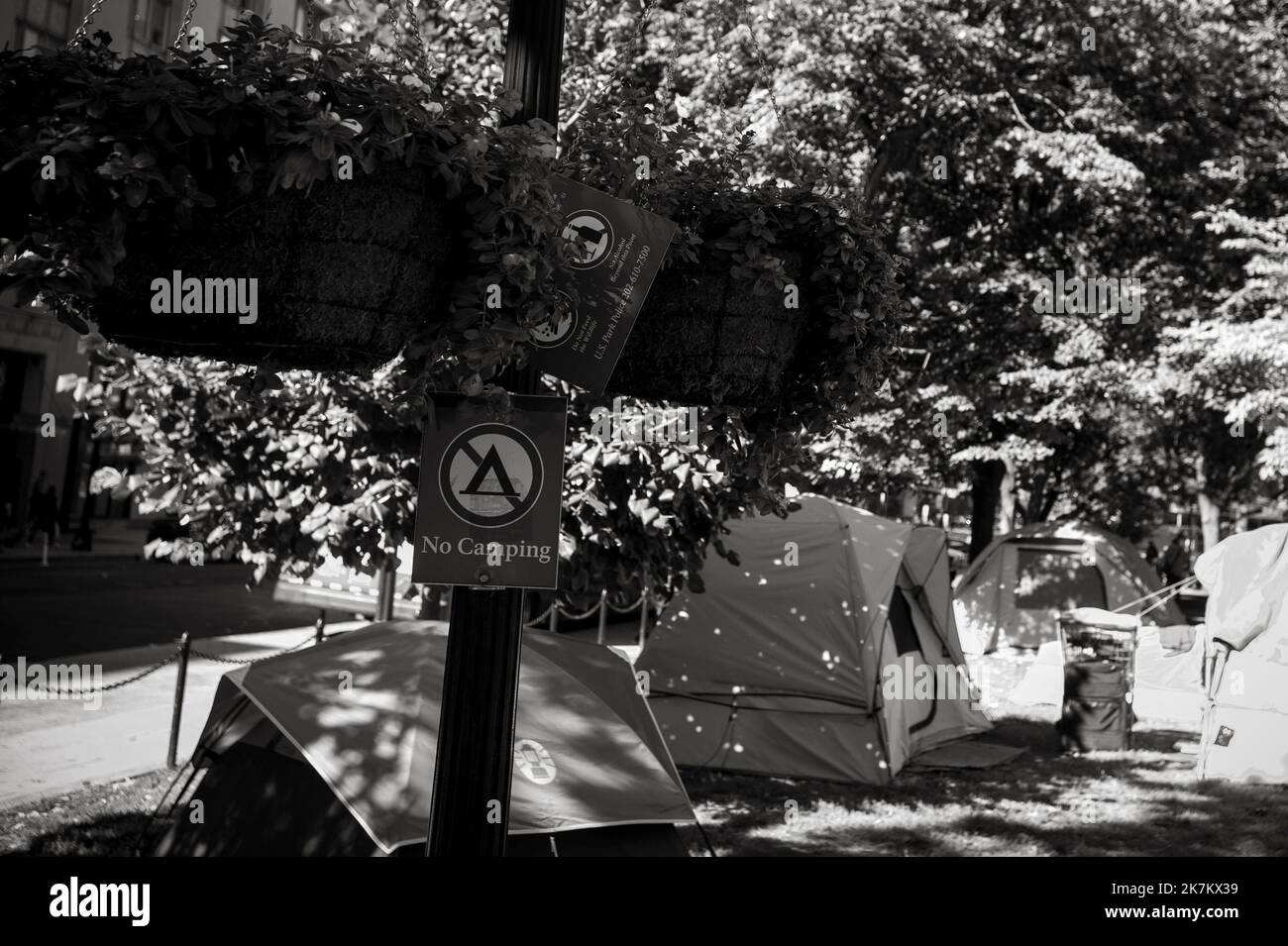 Ein “Nein Camping-Zeichen ist auf dem McPherson Square in Washington, DC, Donnerstag, 6. Oktober 2022, Wo die Leute diesen öffentlichen Park Zuhause nennen. Nach Angaben von Menschen, die im Park leben, gab es hier Obdachlose vor der Regierung des Präsidenten Bidens, aber seit seiner Amtsübergabe sind mehr Menschen angekommen. Es gibt ein paar Dutzend Zelte im Park, mit Waschküche, die an Ästen, Stühlen, Tischen und sogar zwei tragbaren Badezimmern hängt. Ein Trinkbrunnen sorgt für eine schnelle Bademöglichkeit. Kredit: Rod Lampey/CNP (BESCHRÄNKUNG: KEINE New York oder New Jersey Zeitungen oder Zeitungen mit Stockfoto