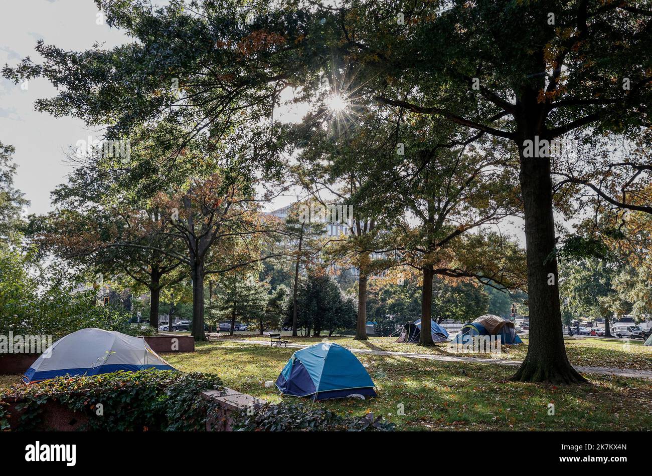 Washington, DC. 14. Oktober 2022. Ein Teil des Obdachlosen-Lagers im Foggy Bottom-Bereich von Washington, DC, am Freitag, den 14 2022. Oktober in Washington, DC. Das Lager Foggy Bottom befindet sich direkt hinter den USA Der Komplex des State Department umfasst 15 Zelte, in denen eine unbestimmte Anzahl von Obdachlosen untergebracht ist. Kredit: Jemal Gräfin/CNP (BESCHRÄNKUNG: KEINE New York oder New Jersey Zeitungen oder Zeitungen innerhalb eines 75 Meilen Radius von New York City) Gutschrift: dpa/Alamy Live Nachrichten Stockfoto