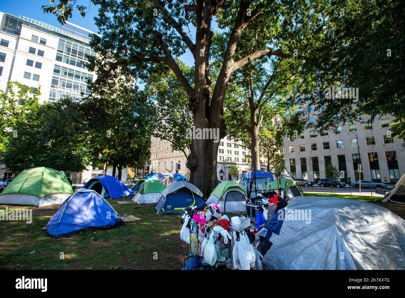 Zelte werden am McPherson Square in Washington, DC, aufgestellt, Donnerstag, 6. Oktober 2022, Wo die Leute diesen öffentlichen Park Zuhause nennen. Nach Angaben von Menschen, die im Park leben, gab es hier Obdachlose vor der Regierung des Präsidenten Bidens, aber seit seiner Amtsübergabe sind mehr Menschen angekommen. Es gibt ein paar Dutzend Zelte im Park, mit Waschküche, die an Ästen, Stühlen, Tischen und sogar zwei tragbaren Badezimmern hängt. Ein Trinkbrunnen sorgt für eine schnelle Bademöglichkeit. Kredit: Rod Lampey/CNP (BESCHRÄNKUNG: KEINE New York oder New Jersey Zeitungen oder Zeitungen innerhalb eines 75 Meile Rad Stockfoto