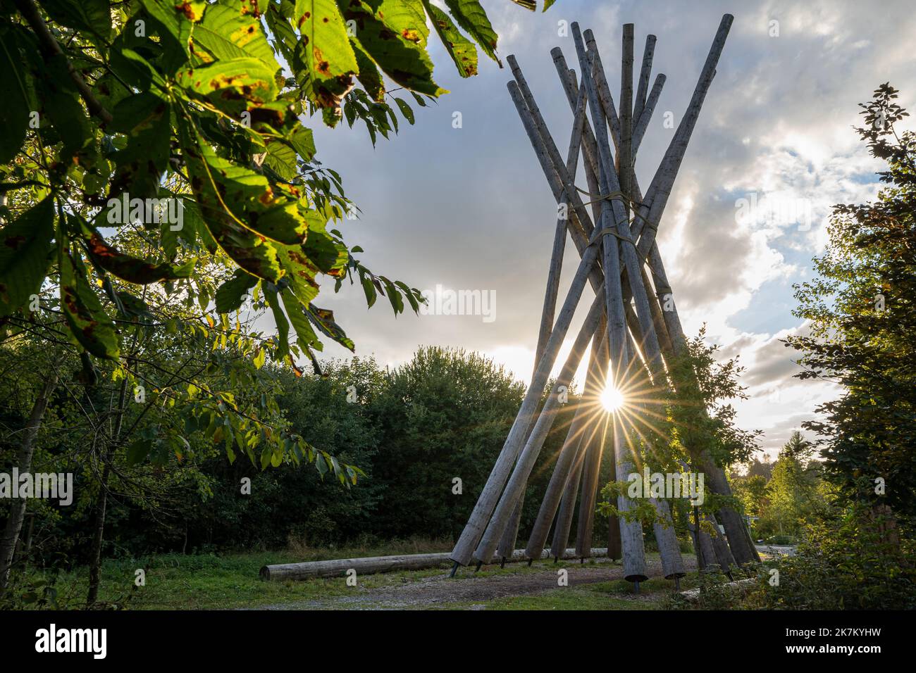 BRILON, DEUTSCHLAND - 21. SEPTEMBER 2022: Memorial des Hurrikans Kyrill in der Nähe von Brilon gegen den Abendhimmel am 21. September 2022 in Sauerland, Deutschland Stockfoto