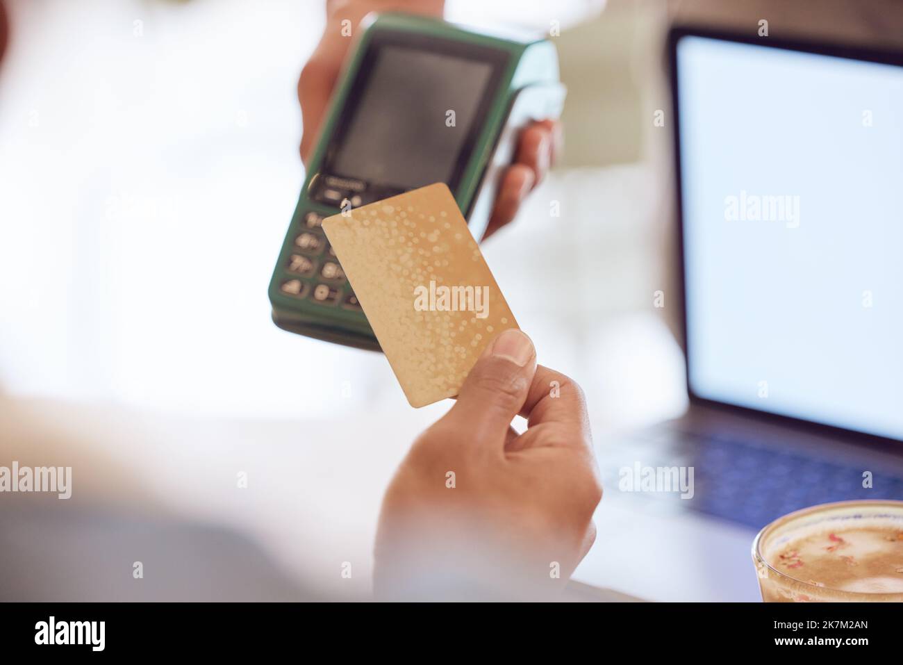 War die Zahlung erfolgreich? Ein Mann, der mit einer NFC-Maschine für seinen Kaffee bezahlt. Stockfoto