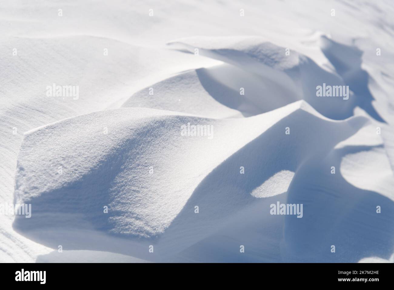 Schnee driftet im Sonnenlicht. Stockfoto