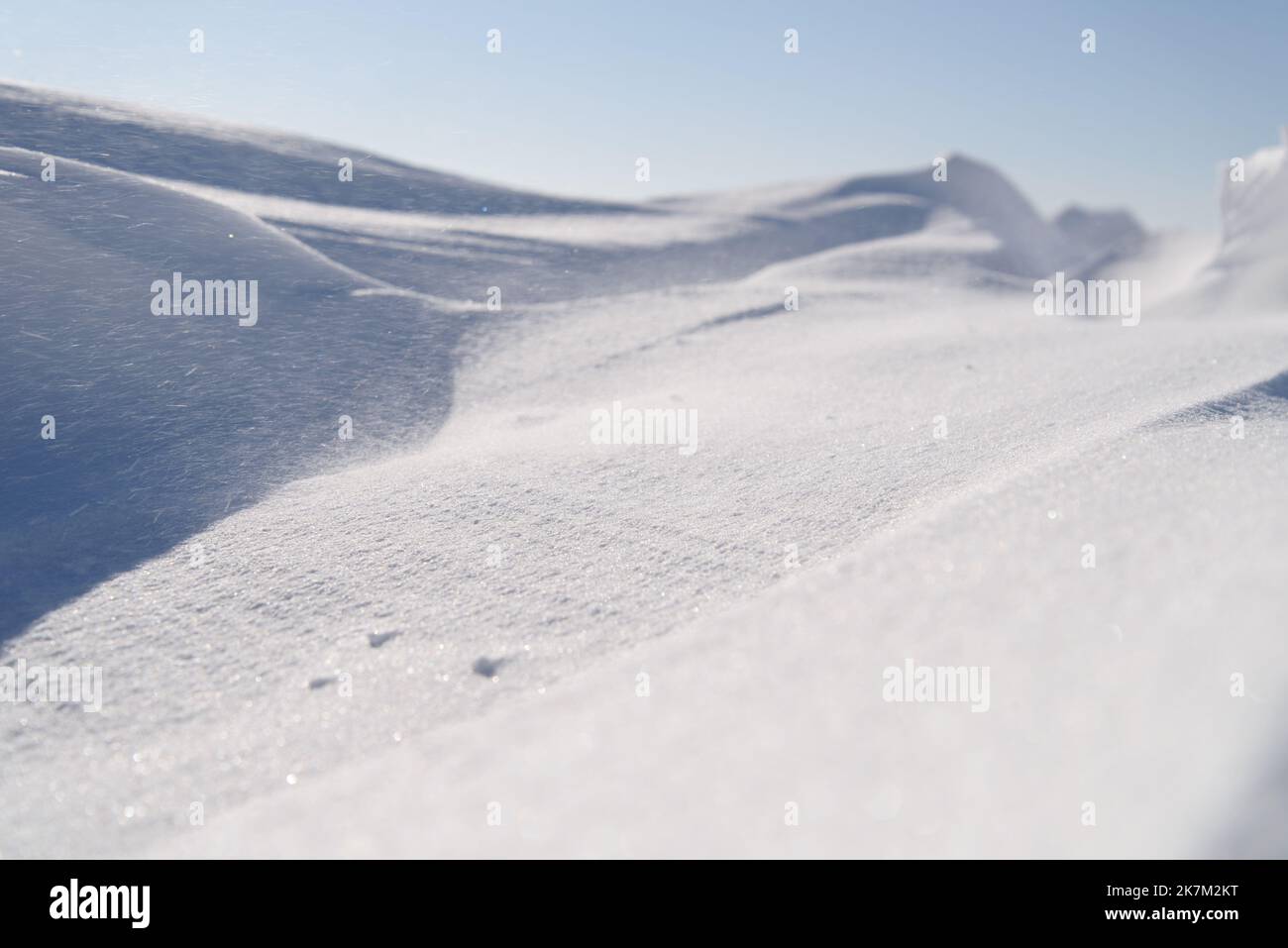 Schnee driftet im Sonnenlicht. Stockfoto